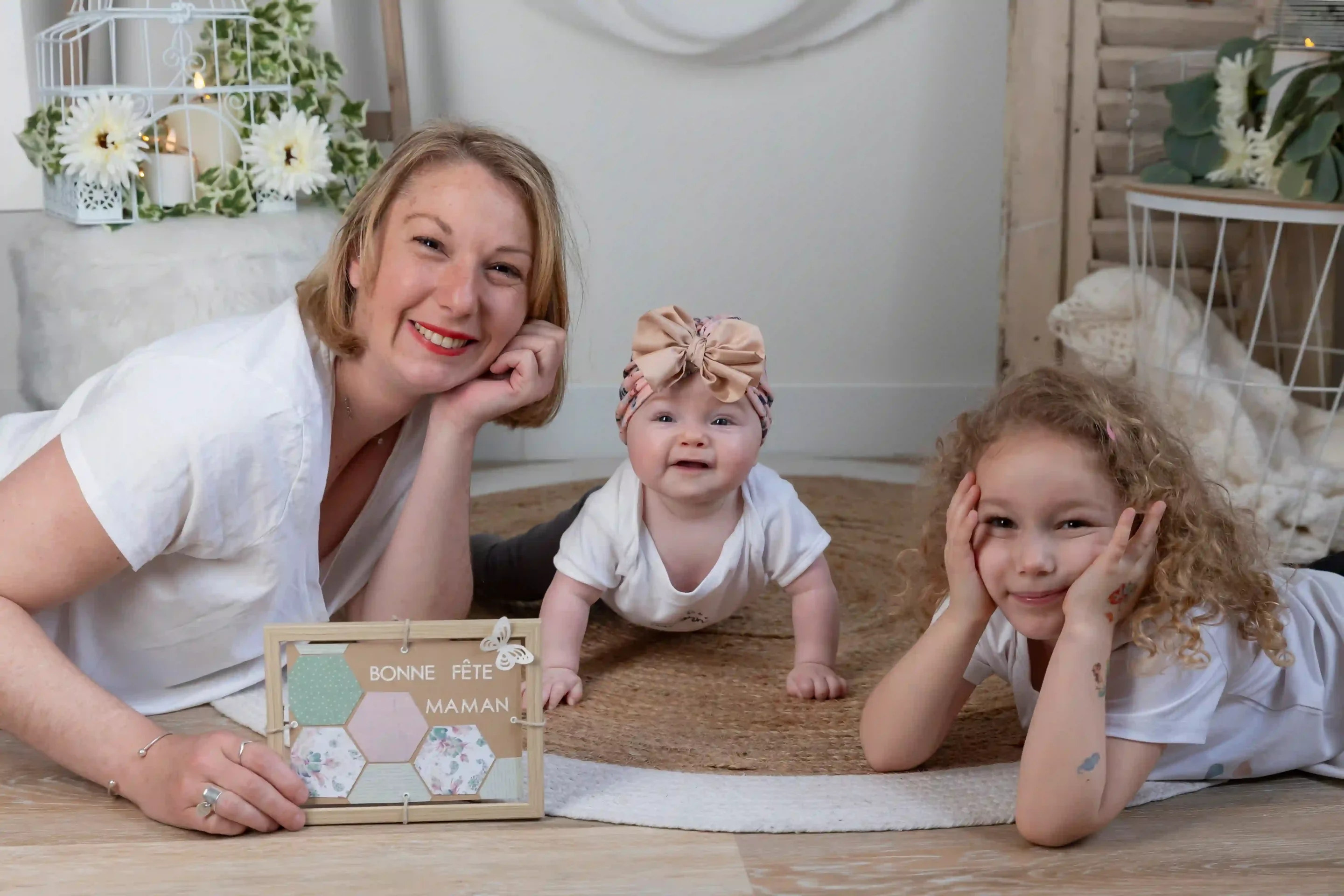 photo-mere-filles-stduio-nice photo de famille d'une mère et de ses deux filles allongées par terre