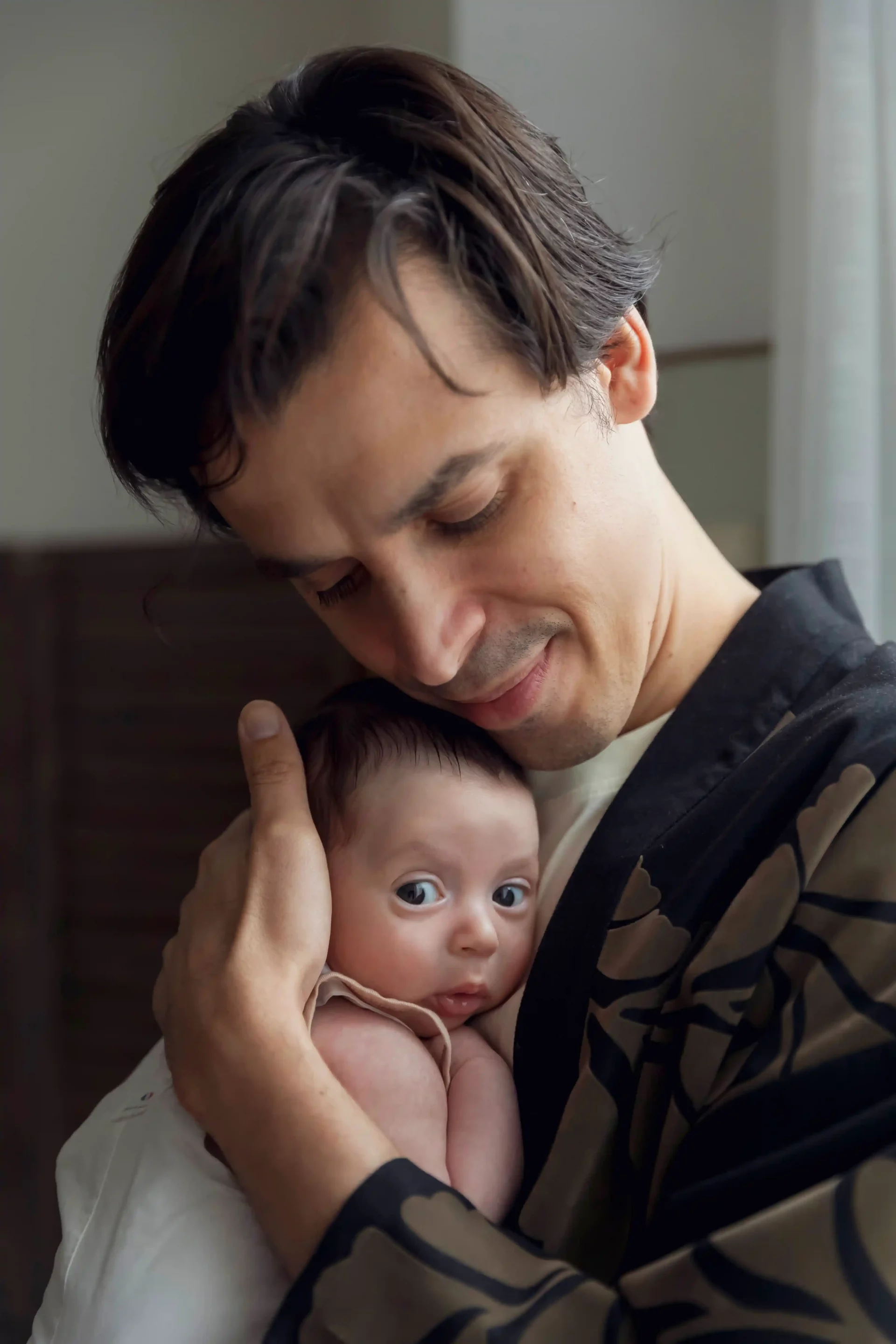 photo-papa-et-bebe photo de naissance, d'un papa tenant son fils contre sa joue