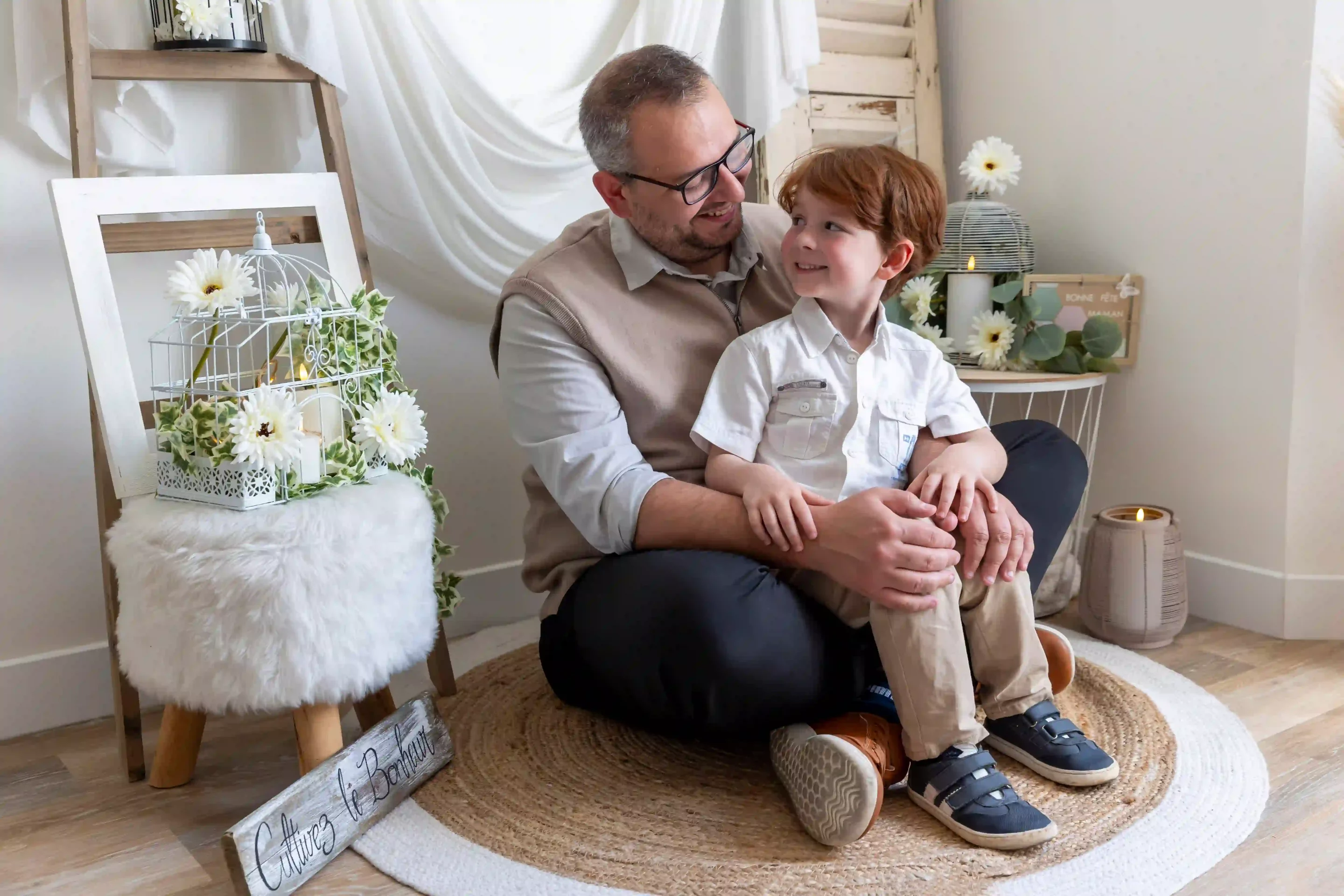 photo de famille d'un père et son fils se regardant