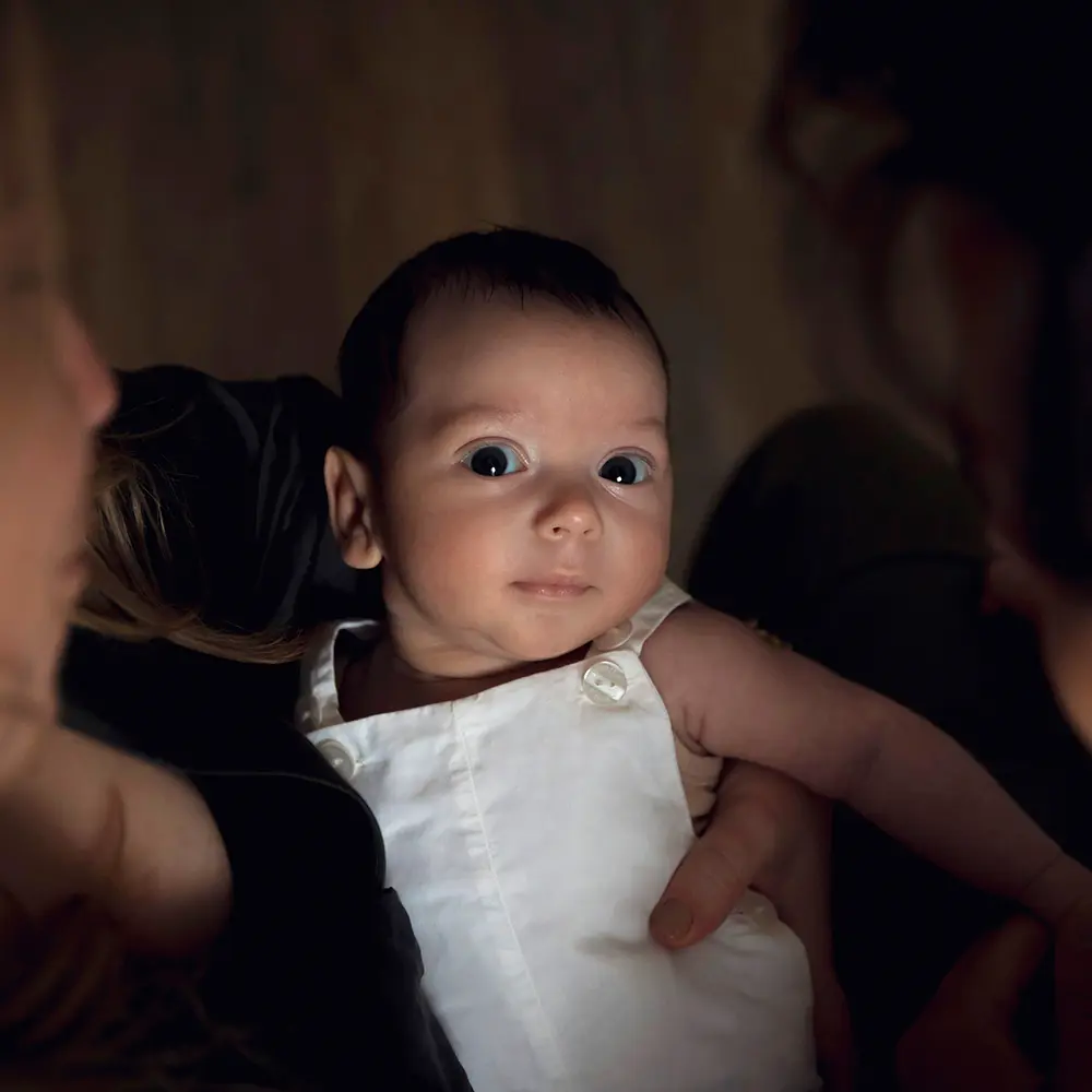 photo de naissance, gros plan sur le visage du bébé, vue ne plongée