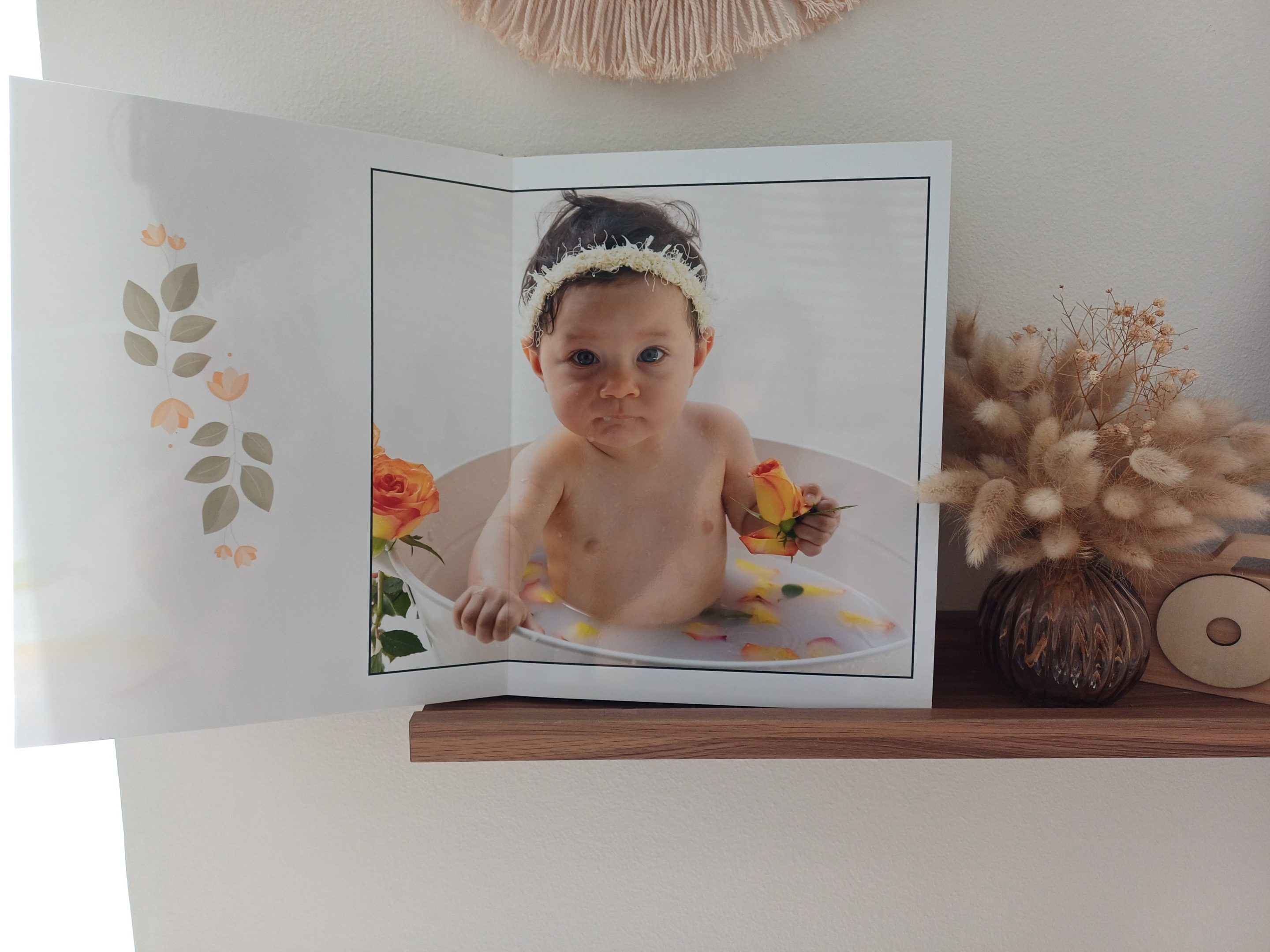 photo d'un livre photo ouvert sur une étagère