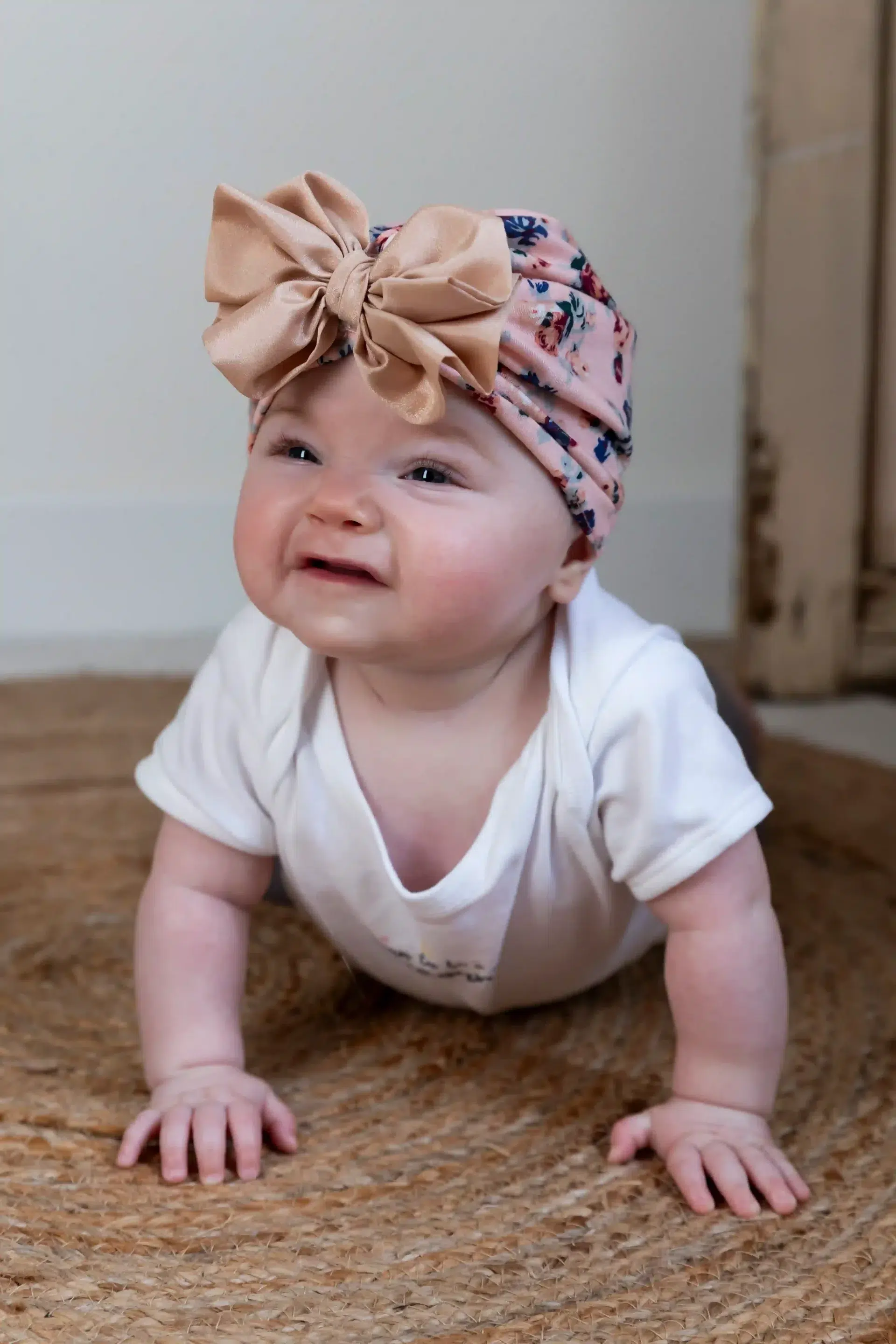 photo de bébé de 6 mois, grimaçant, à quatre pattes