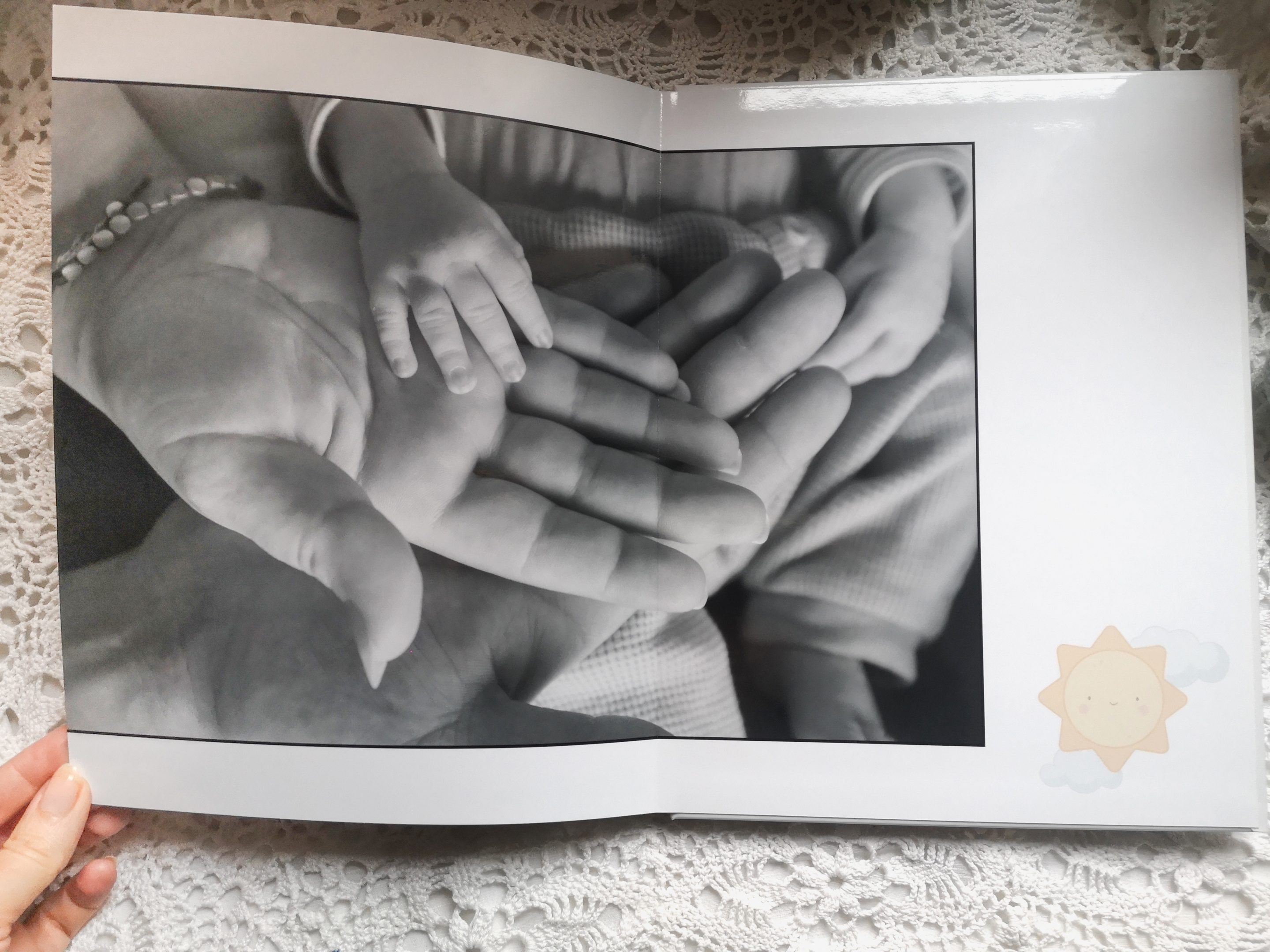 exemple d'une page d'un livre photo. une photo des mains des parents et du bébé