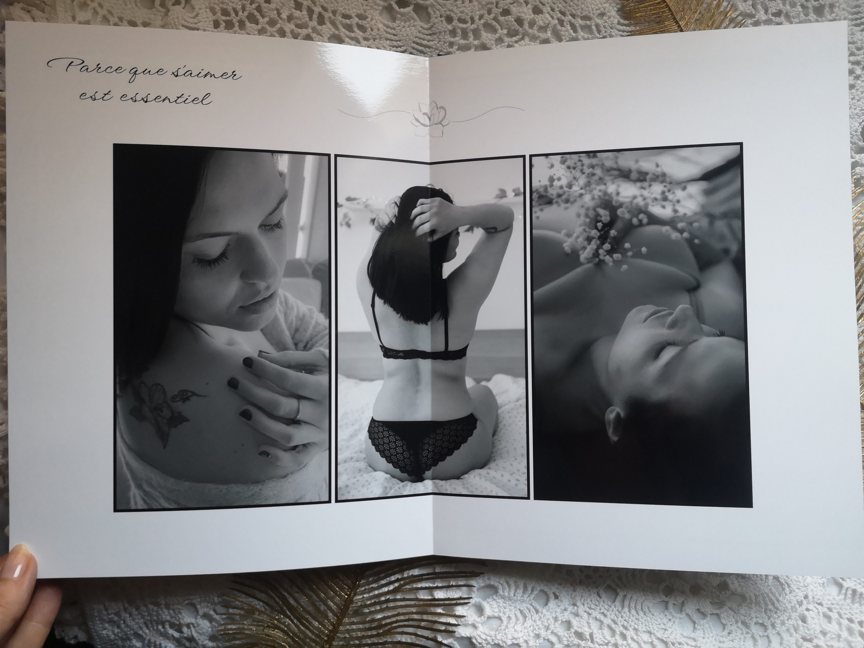 exemple d'une page d'un livre photo. triptyque de photos boudoir
