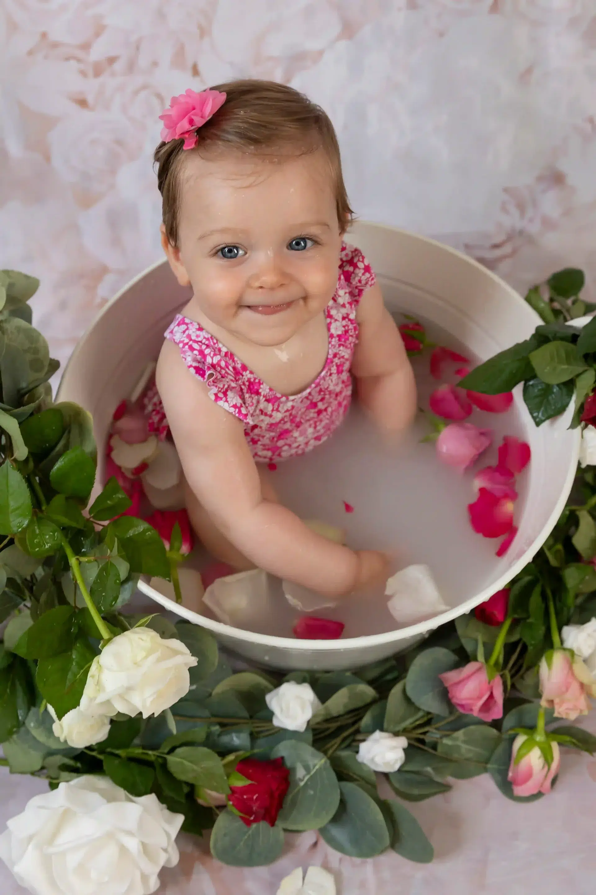 photo de bain de lait, petite fille entourée de roses roses