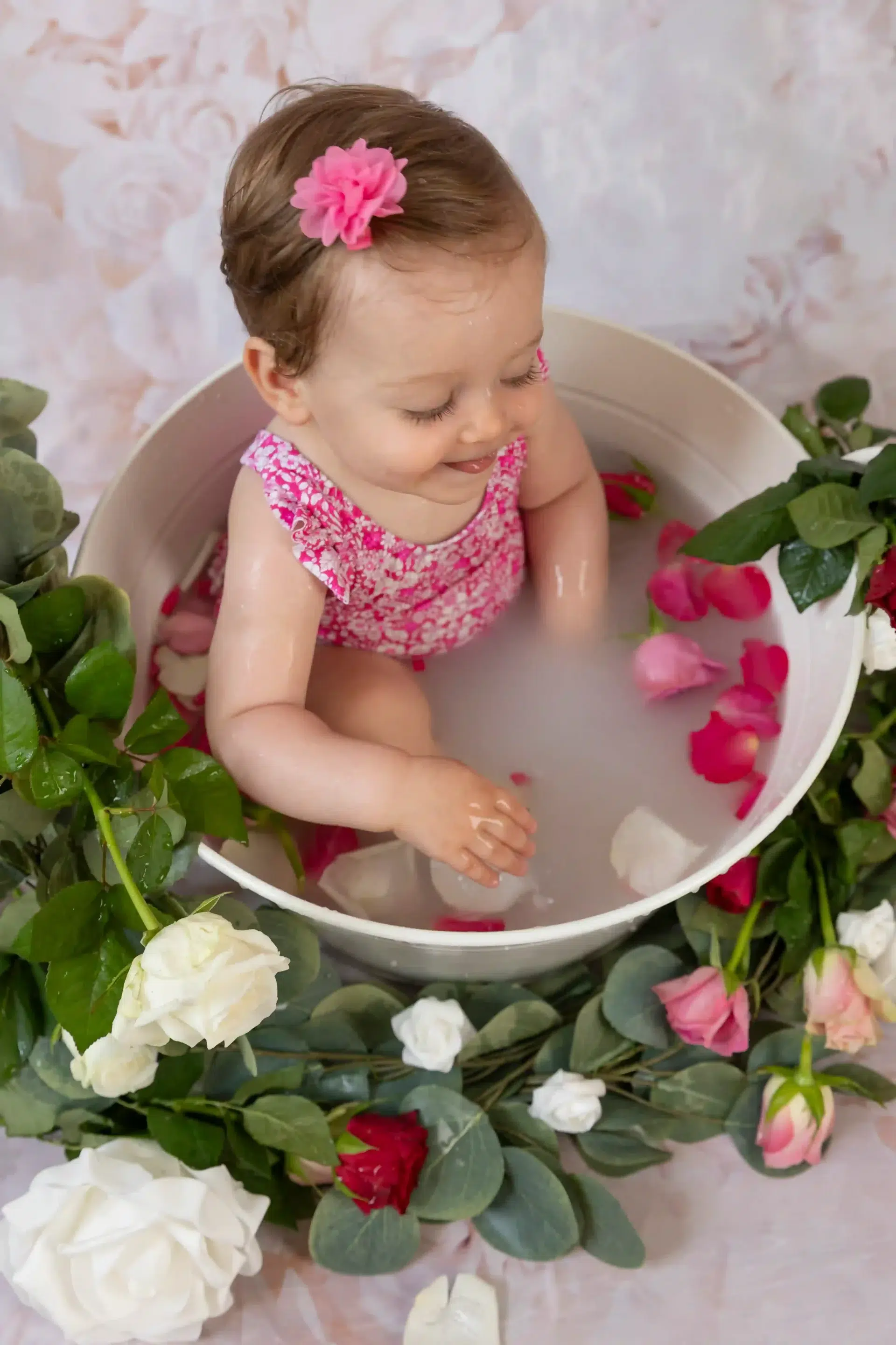 photo bain de lait, petite fille entourée de roses roses