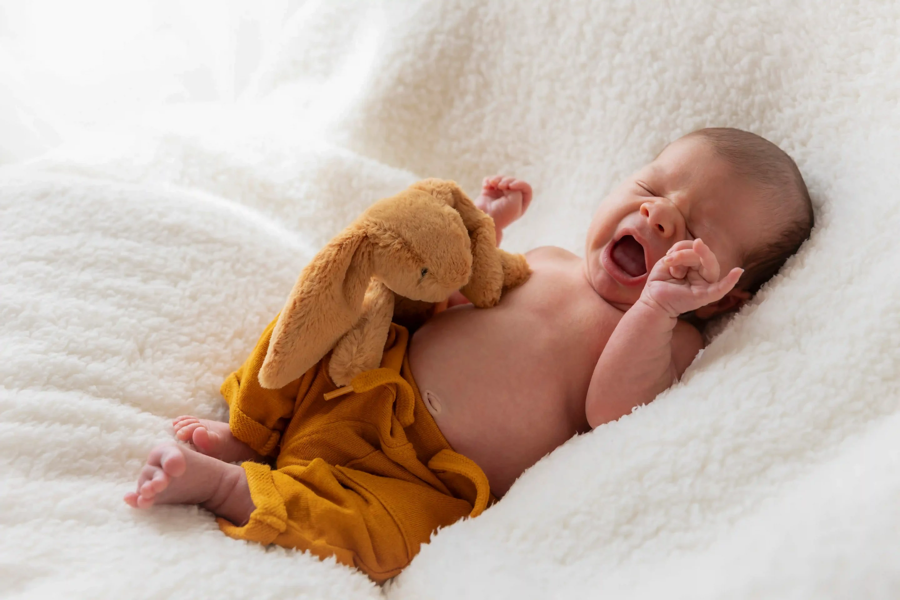 photo de naissance, d'un bébé qui baille