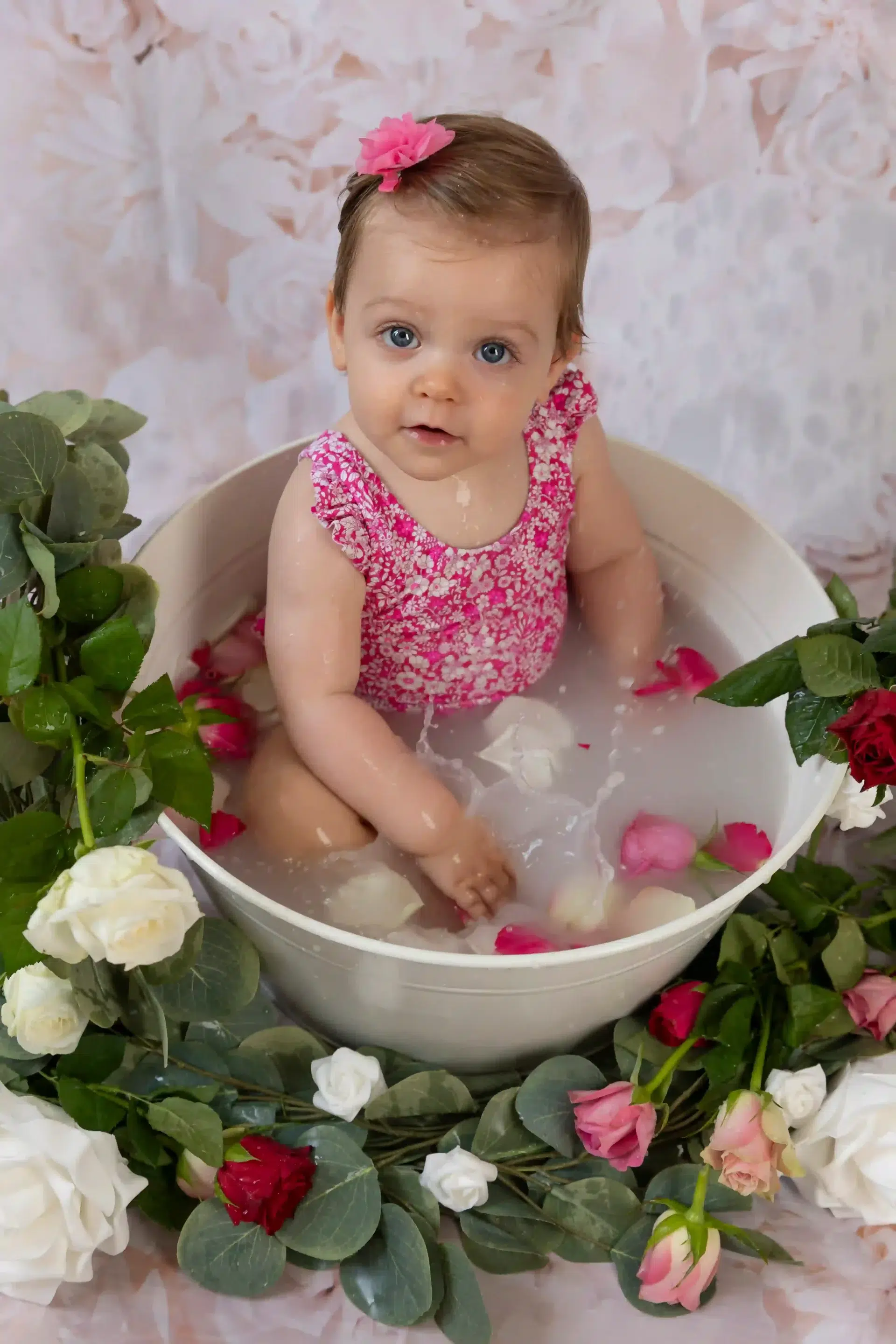 photo de bain de lait, d'une petite fille éclaboussant l'eau