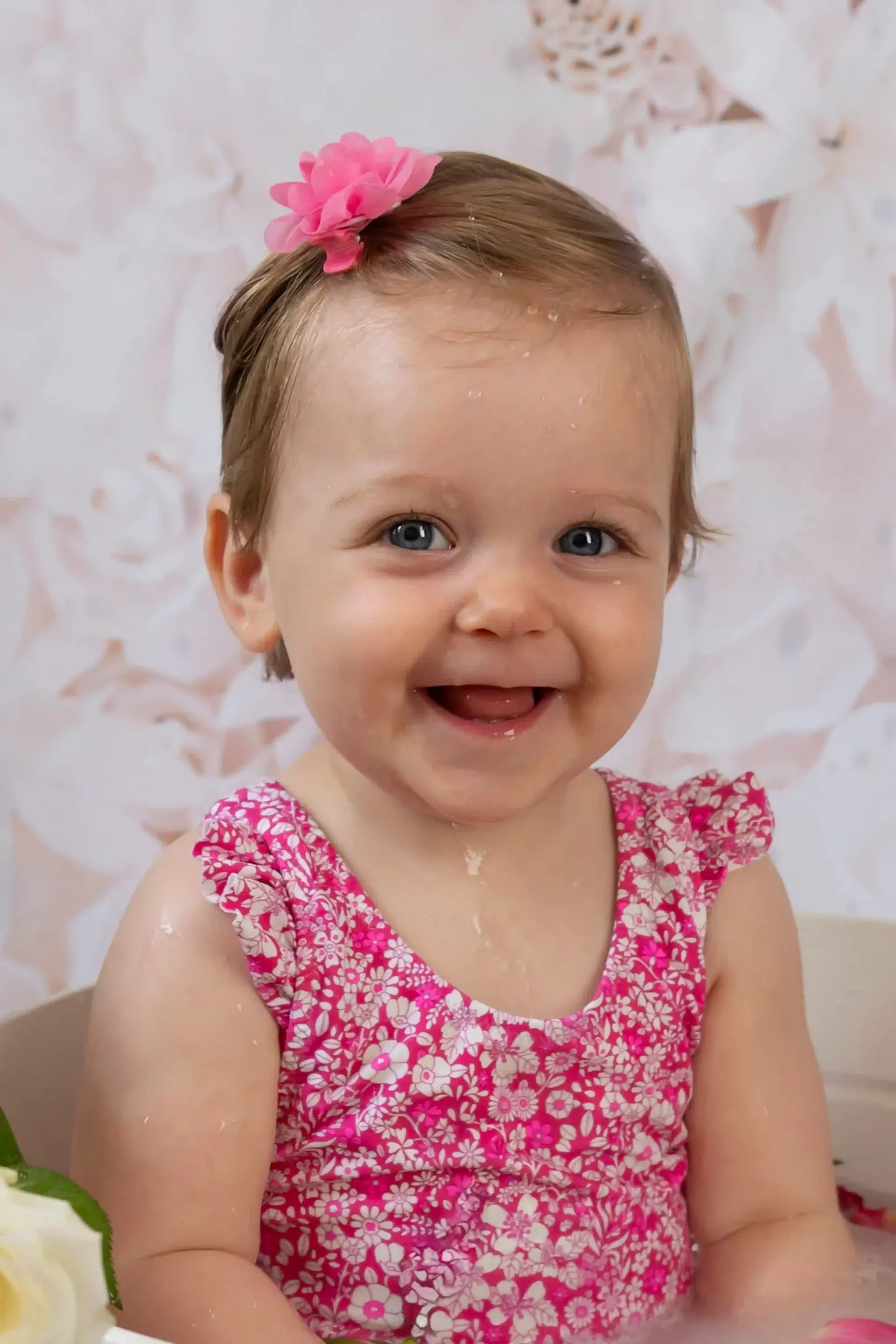 photo bain de lait, gros plan sur le visage mouillé de la petite fille
