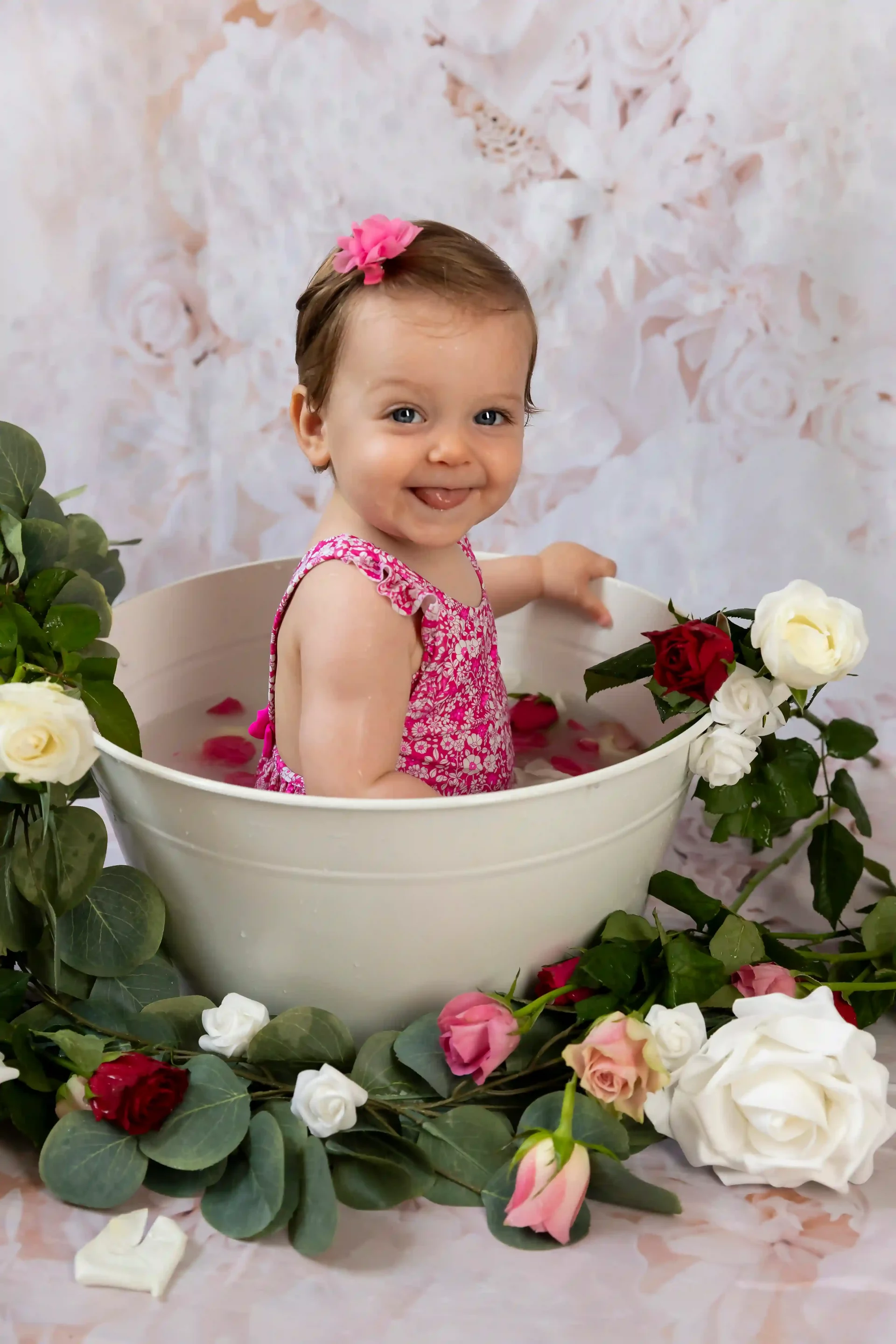 photo de bain de lait d'une petite fille entourée de roses roses
