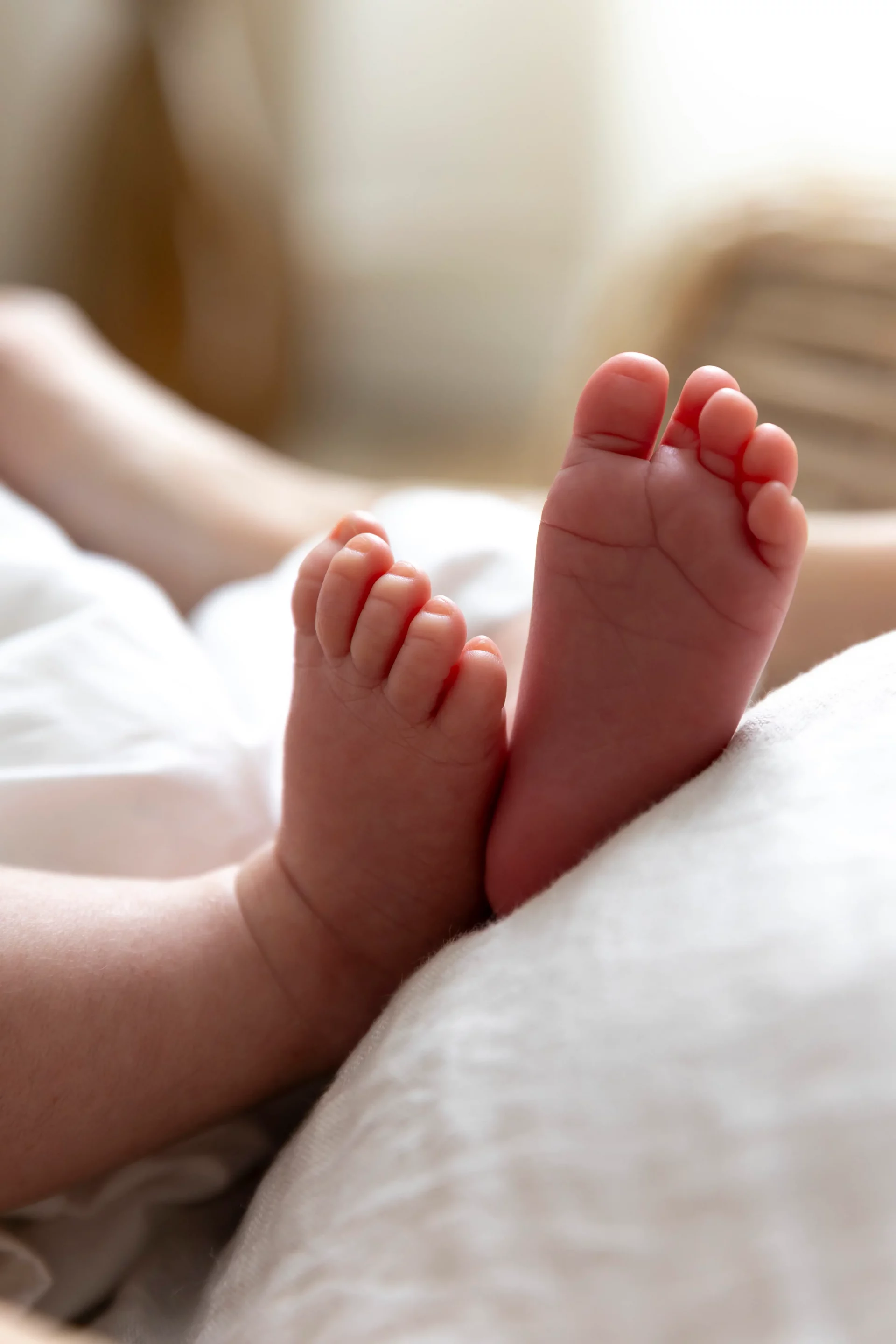 bebe-photo-naissance photo de naissance, gros plan sur les pieds du bébé