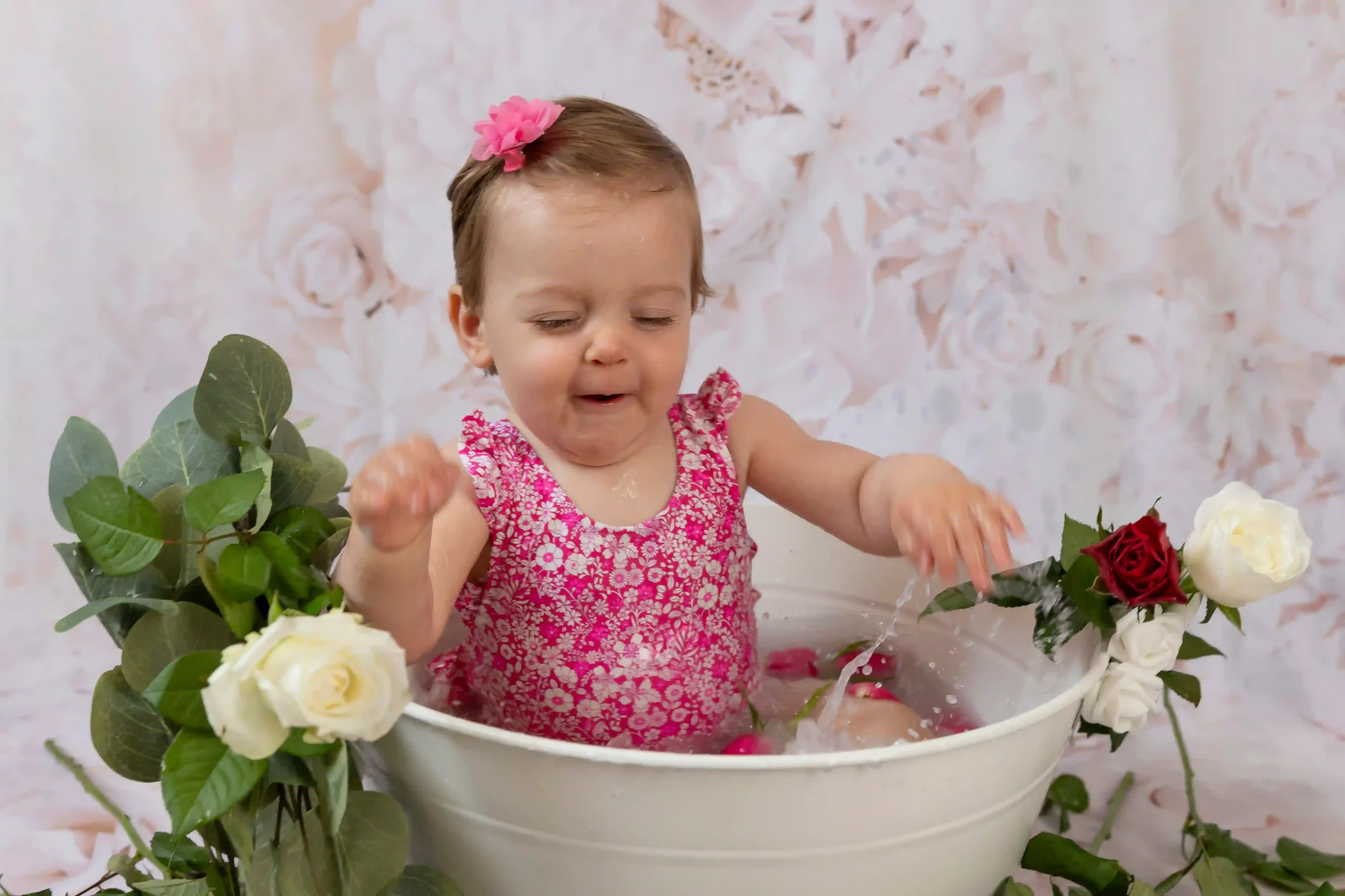 photo de bain de lait, d'une petite fille entrain de s'éclabousser