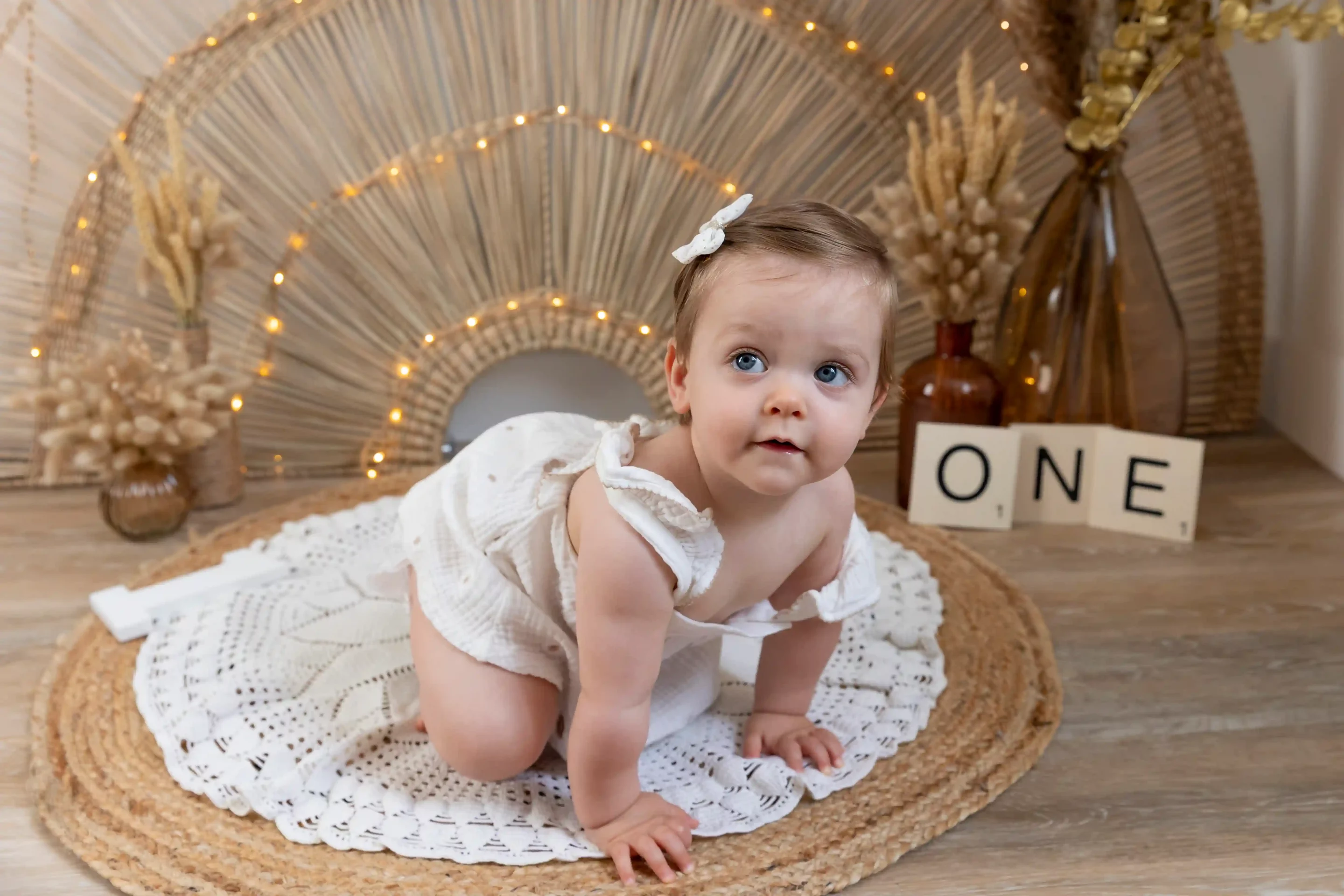 photographie-bébé-nice-studio photo de bébé à quatre pattes dans un décor bohème