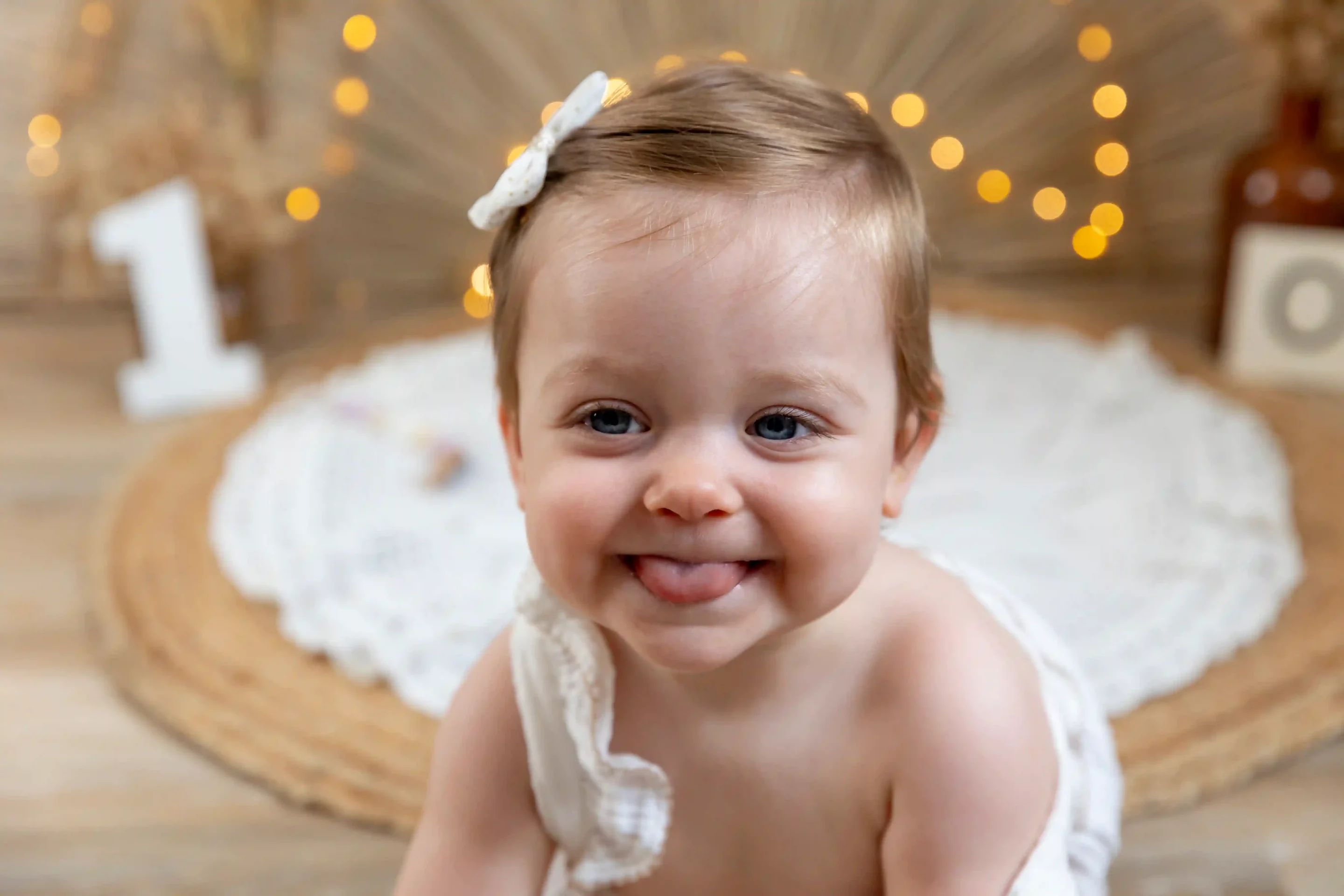 photo de bébé tirant la langue