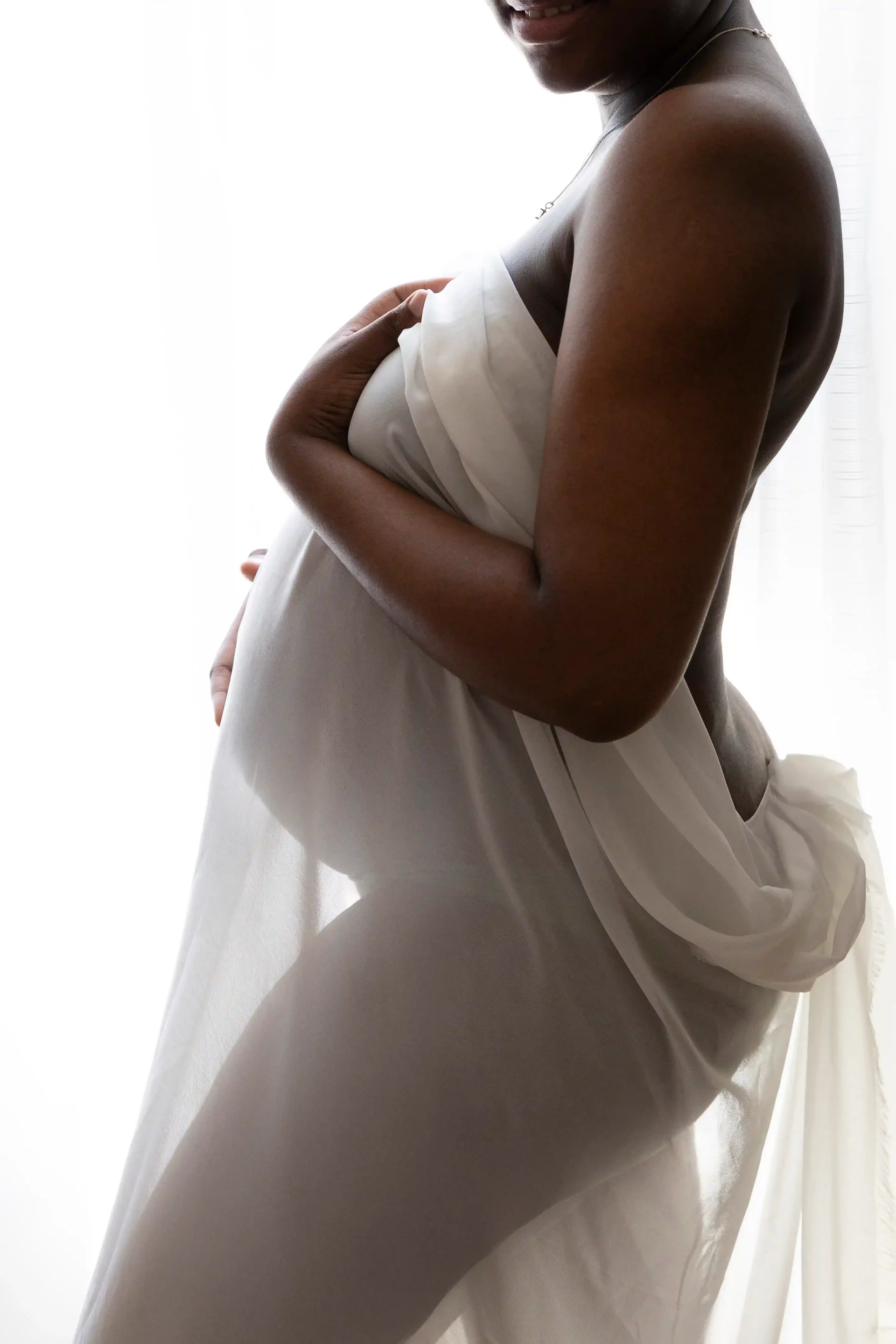 photo de grossesse, d'une femme habillée d'un voile blanc en  transparence