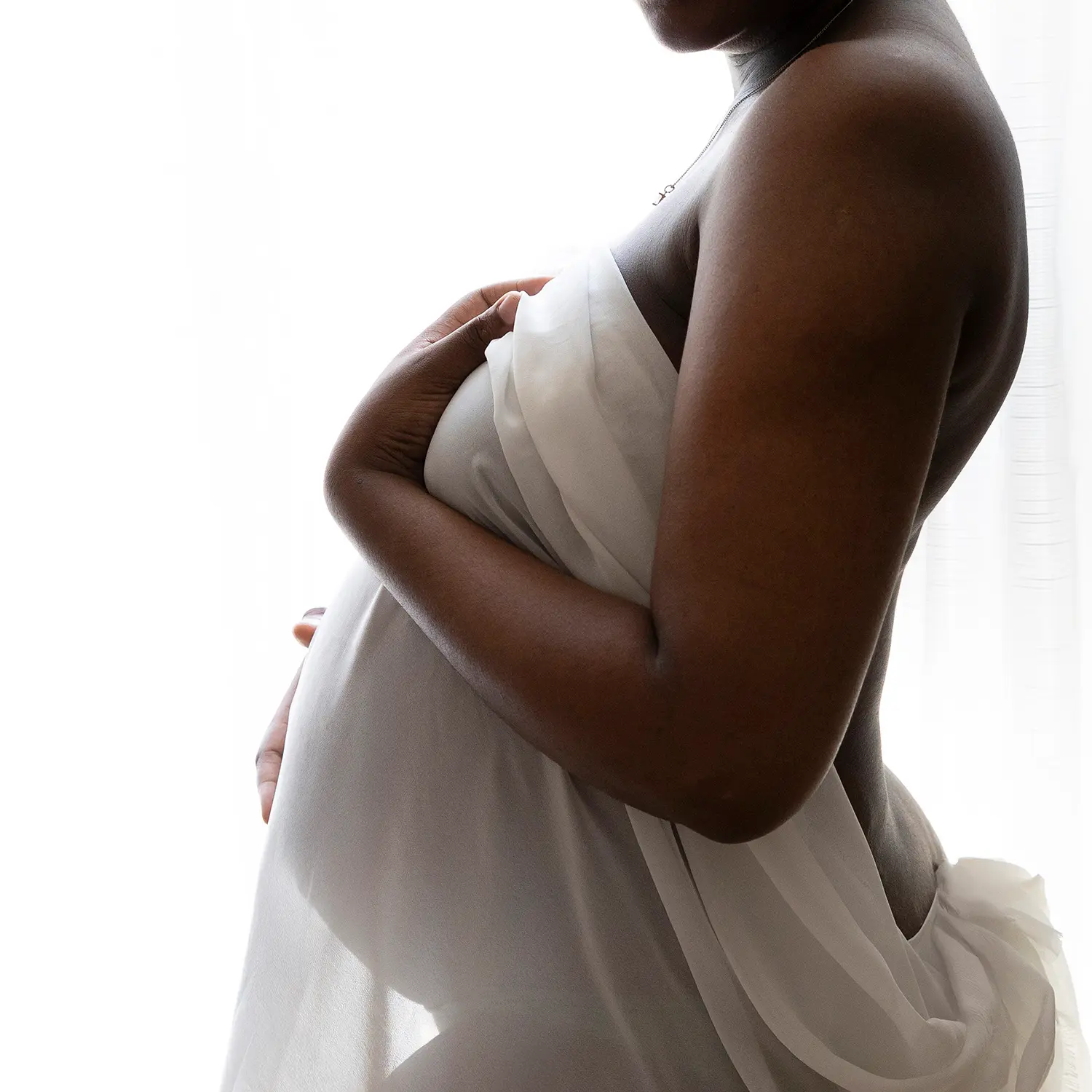 photo de grossesse d'un femme vêtue d'un voile blanc