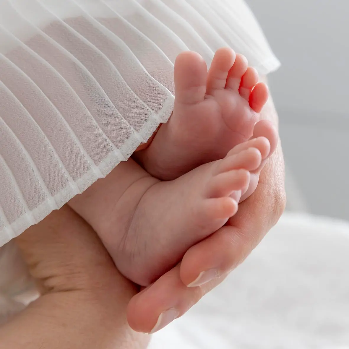 photo de naissance, gros plan sur les pieds du bébé