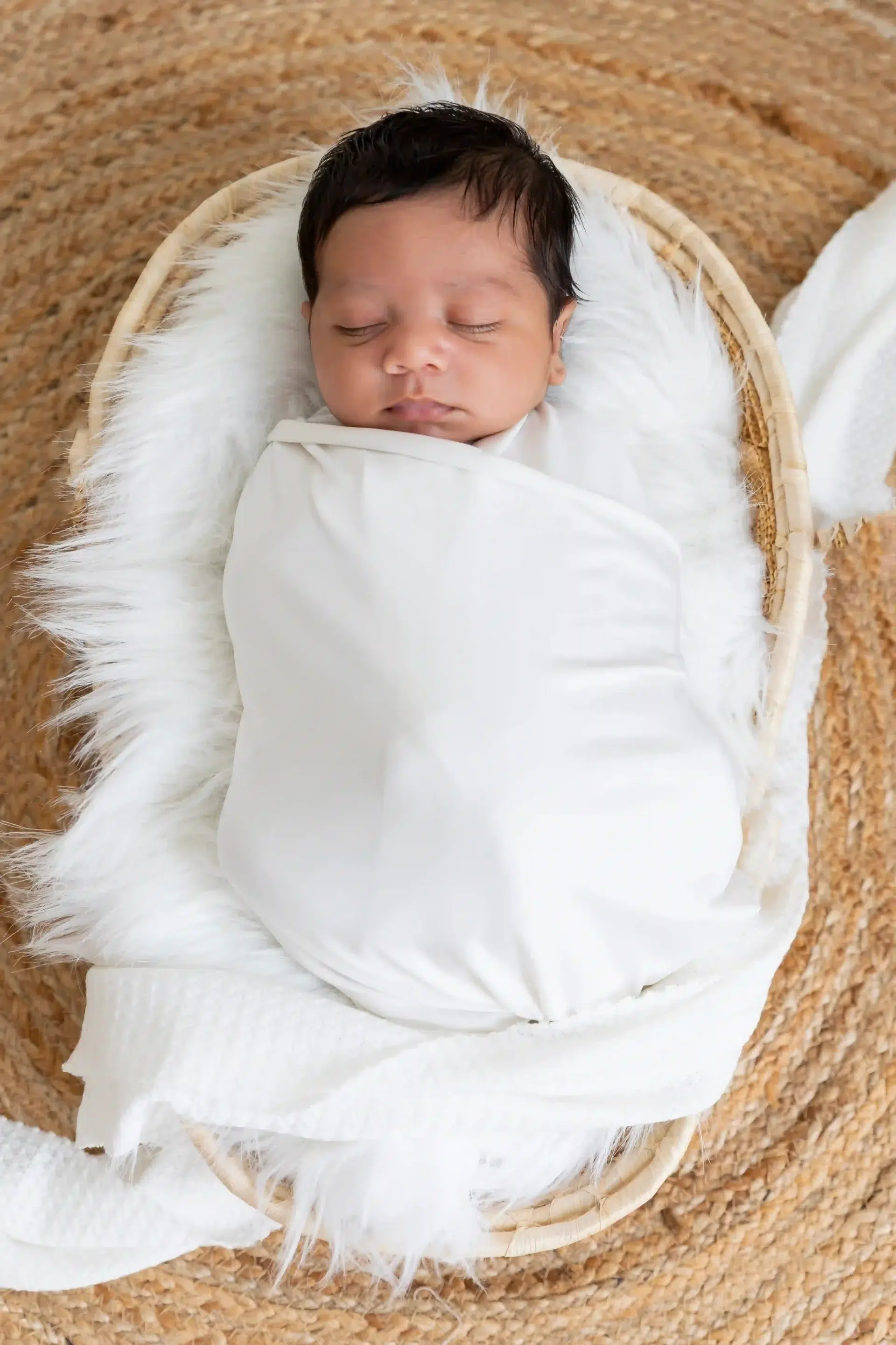 bébé-naissance-nice photo de naissance, bébé emmailloté dans un décor bohème