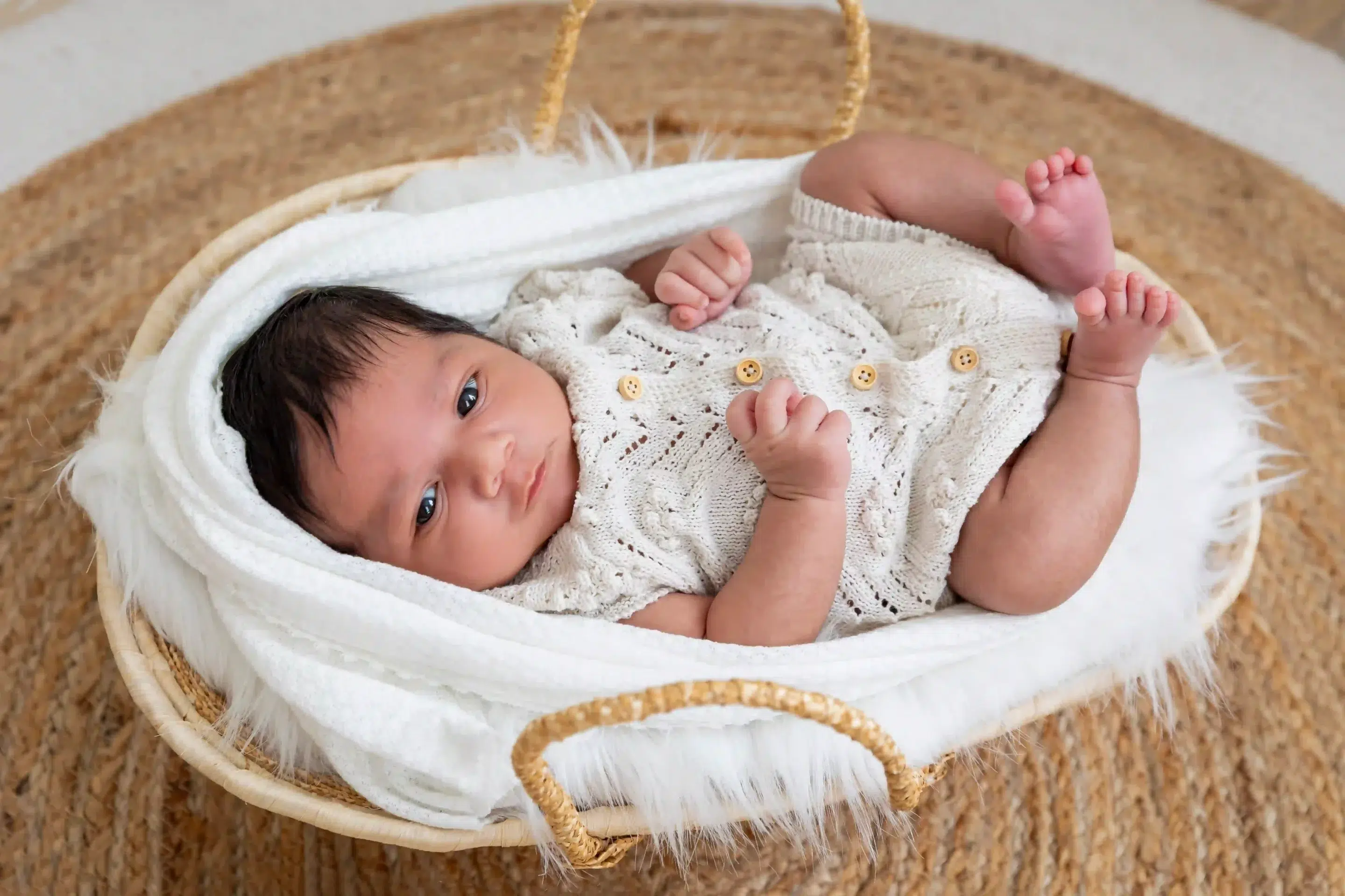 photo de naissance, bébé dans un couffin enveloppé