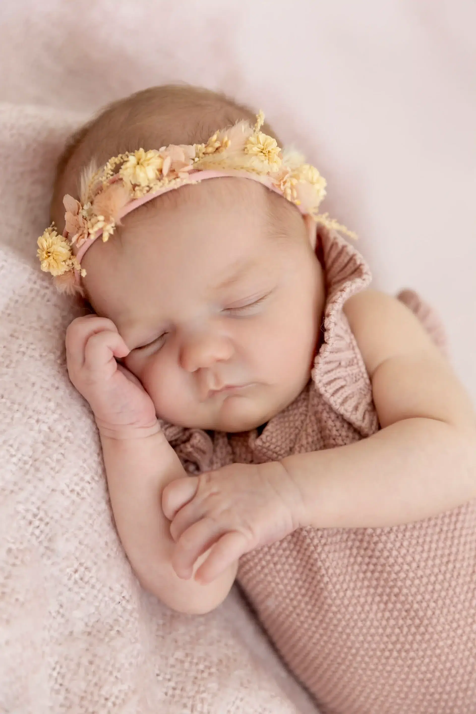 bébé-nouveau-né-studio-nice photo de naissance, bébé allongé sur couverture rose