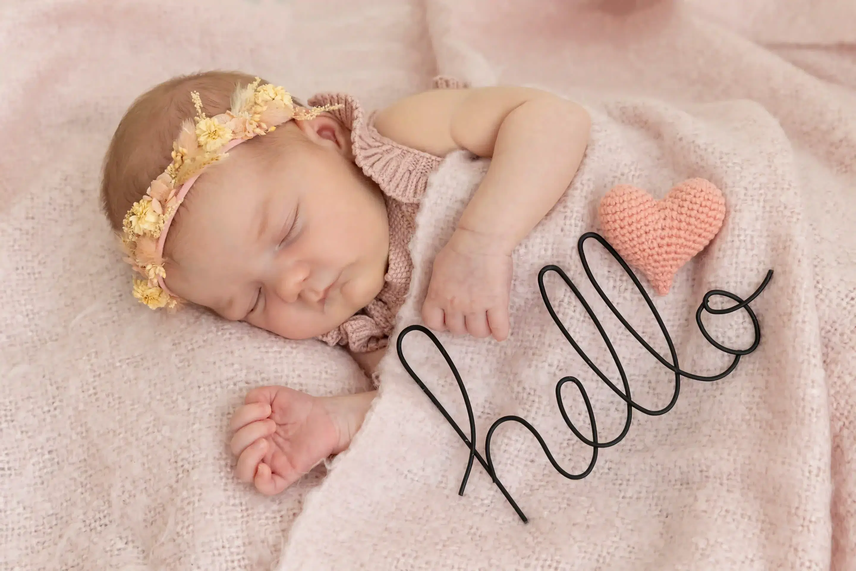 photo de naissance, bébé endormi sous une couverture rose