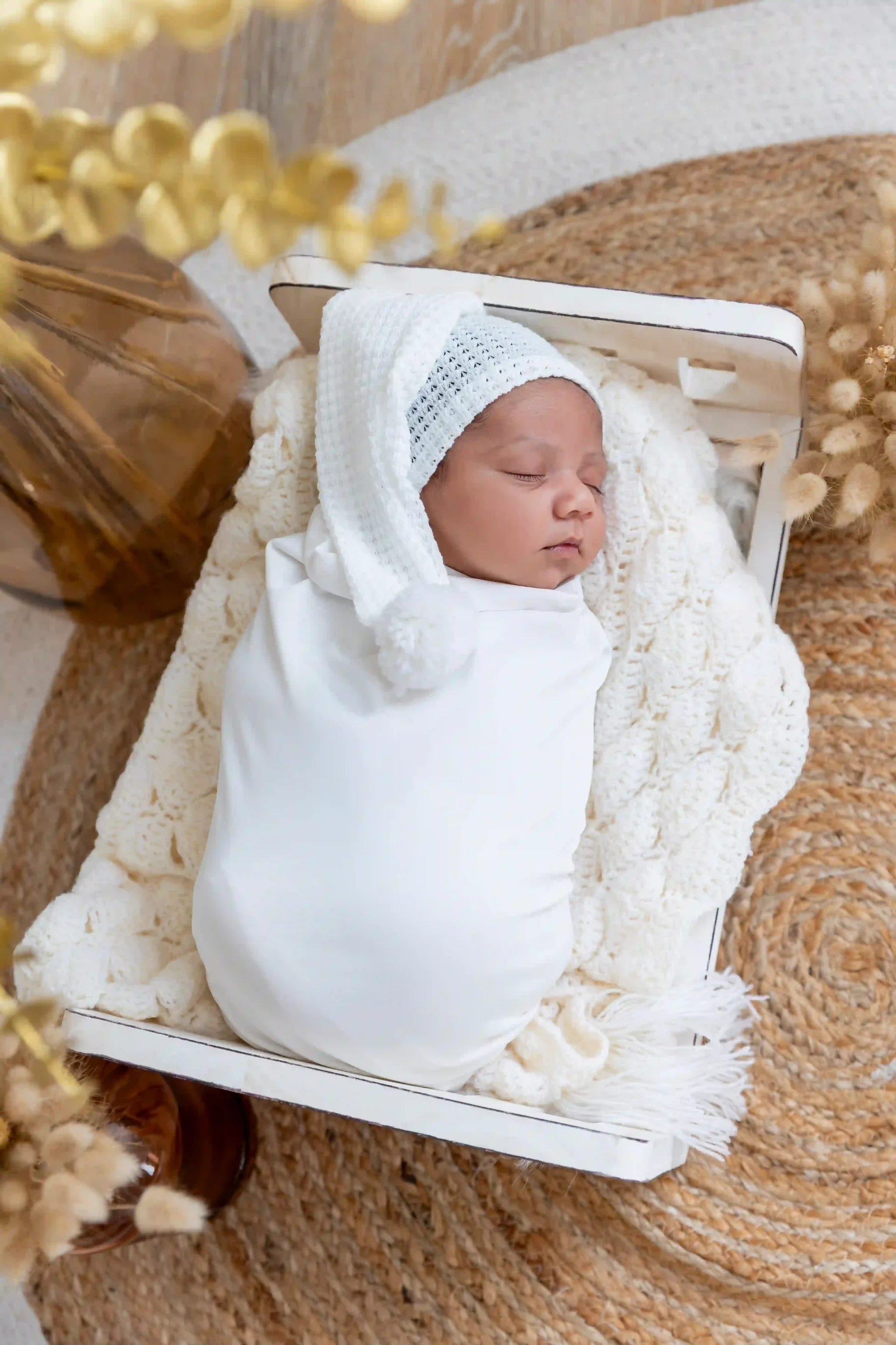 photo de naissance, un bébé emmailloté dans un décor bohème