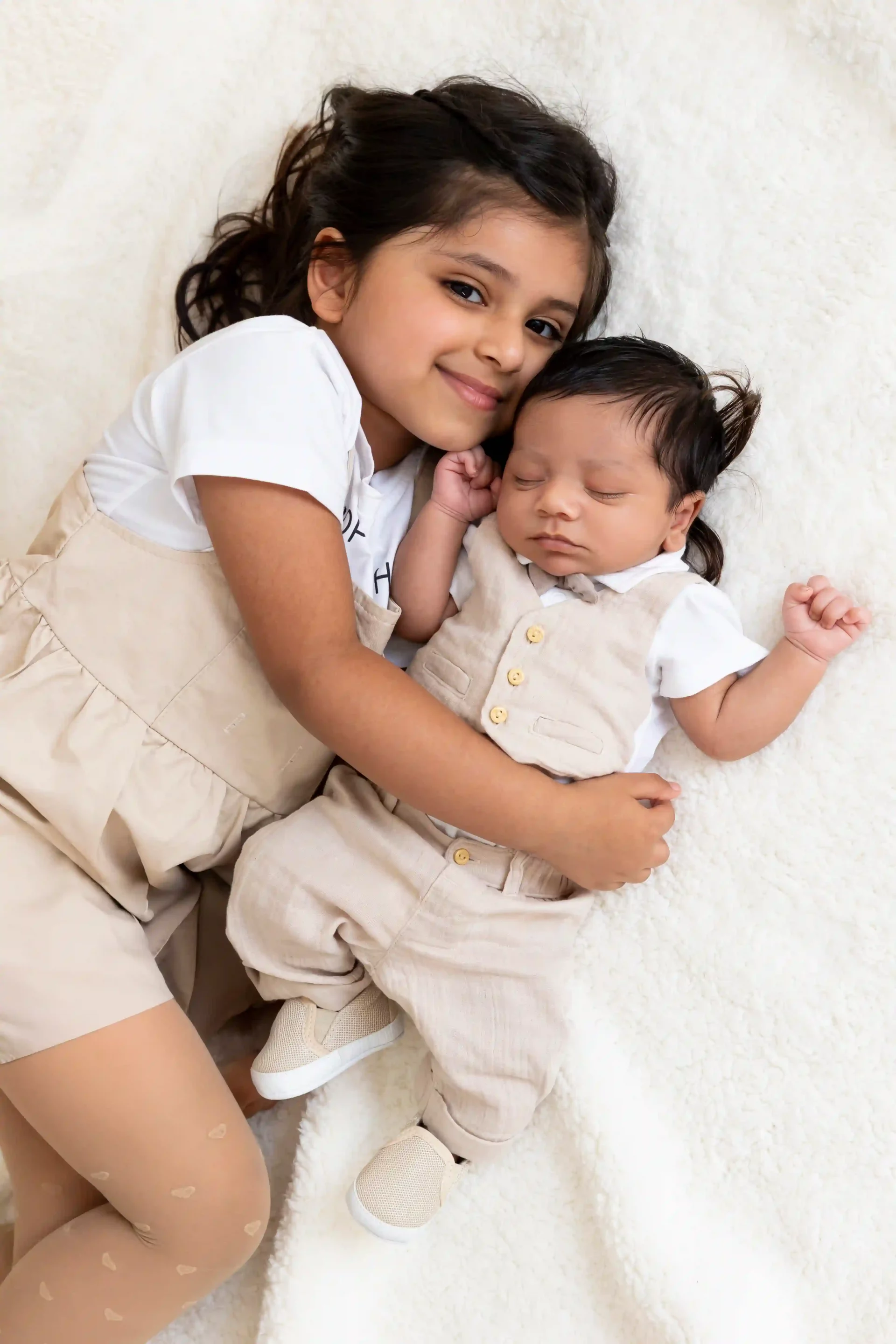 naissance-photo-bébé-paca-nice-studio photo de naissance, d'une grande sœur tenant son petit frère dans ses bras
