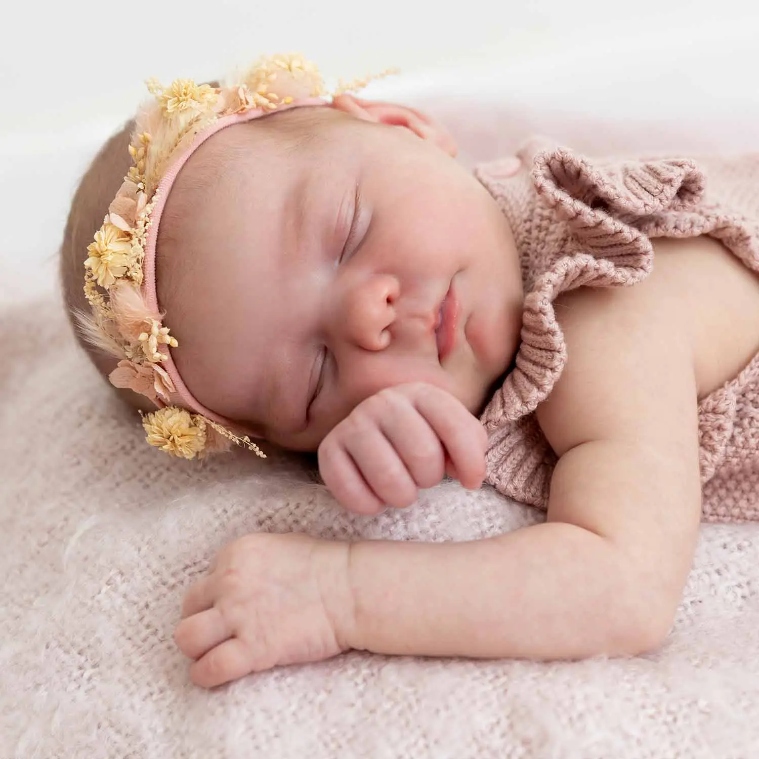 nouveau-né-photo-nice-studio-paca.jpgc photo de naissance, bébé endormi sur le ventre