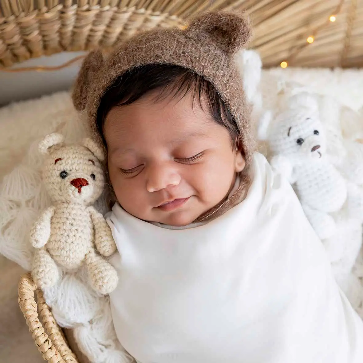 photo de naissance, bébé emmailloté souriant