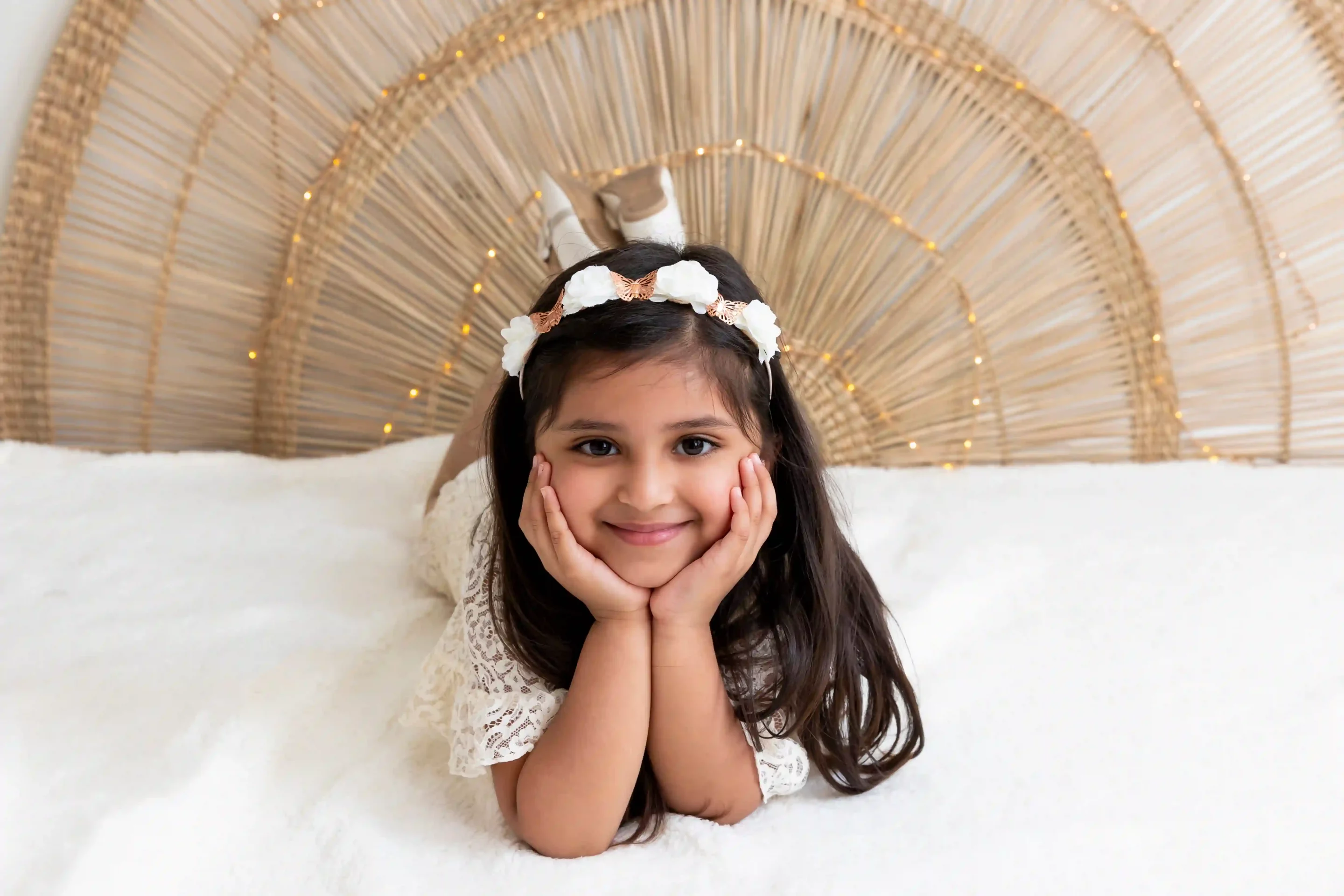 photo-enfant-nice photo de petite fille, allongée sur le ventre dans un décor bohème
