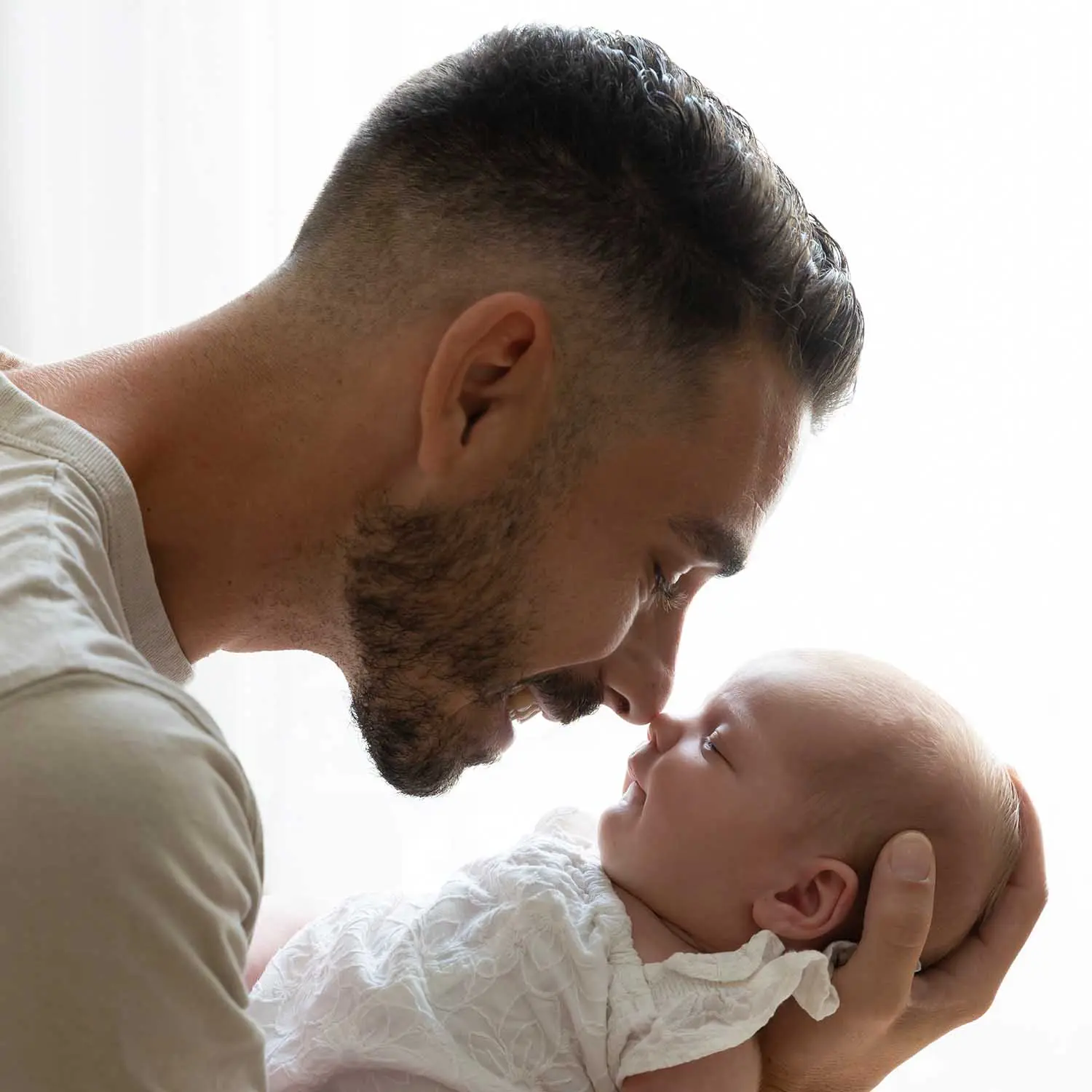 photo de naissance, un papa faisant le bisou esquimau au bébé