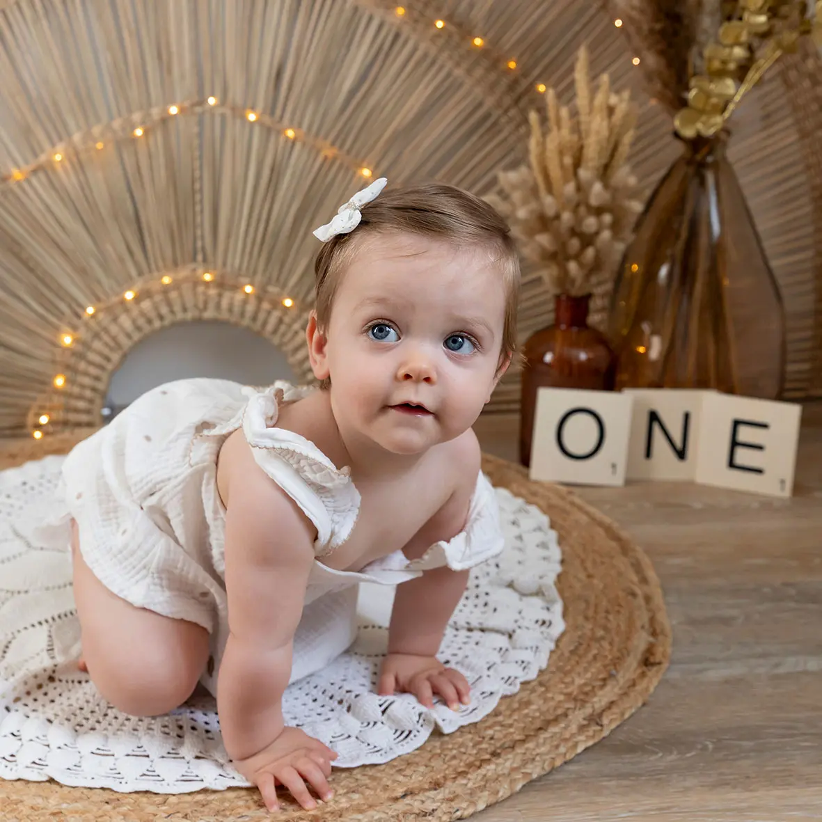photographie-bébé-nice-studio.jpgc.jpgr photo anniversaire 1 an, d'une petite fille dans un décor bohème