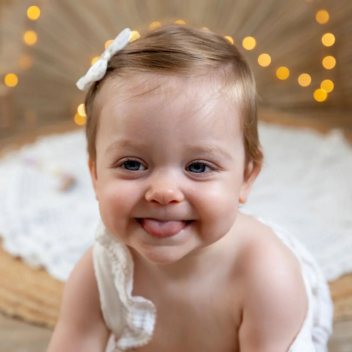 photo de bébé tirant la langue