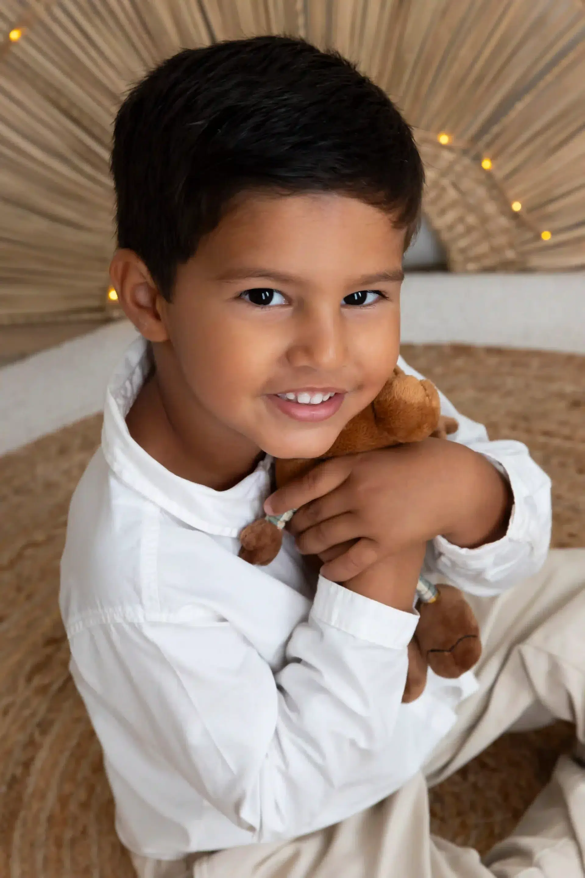 photo d'un petit garçon regardant l'objectif