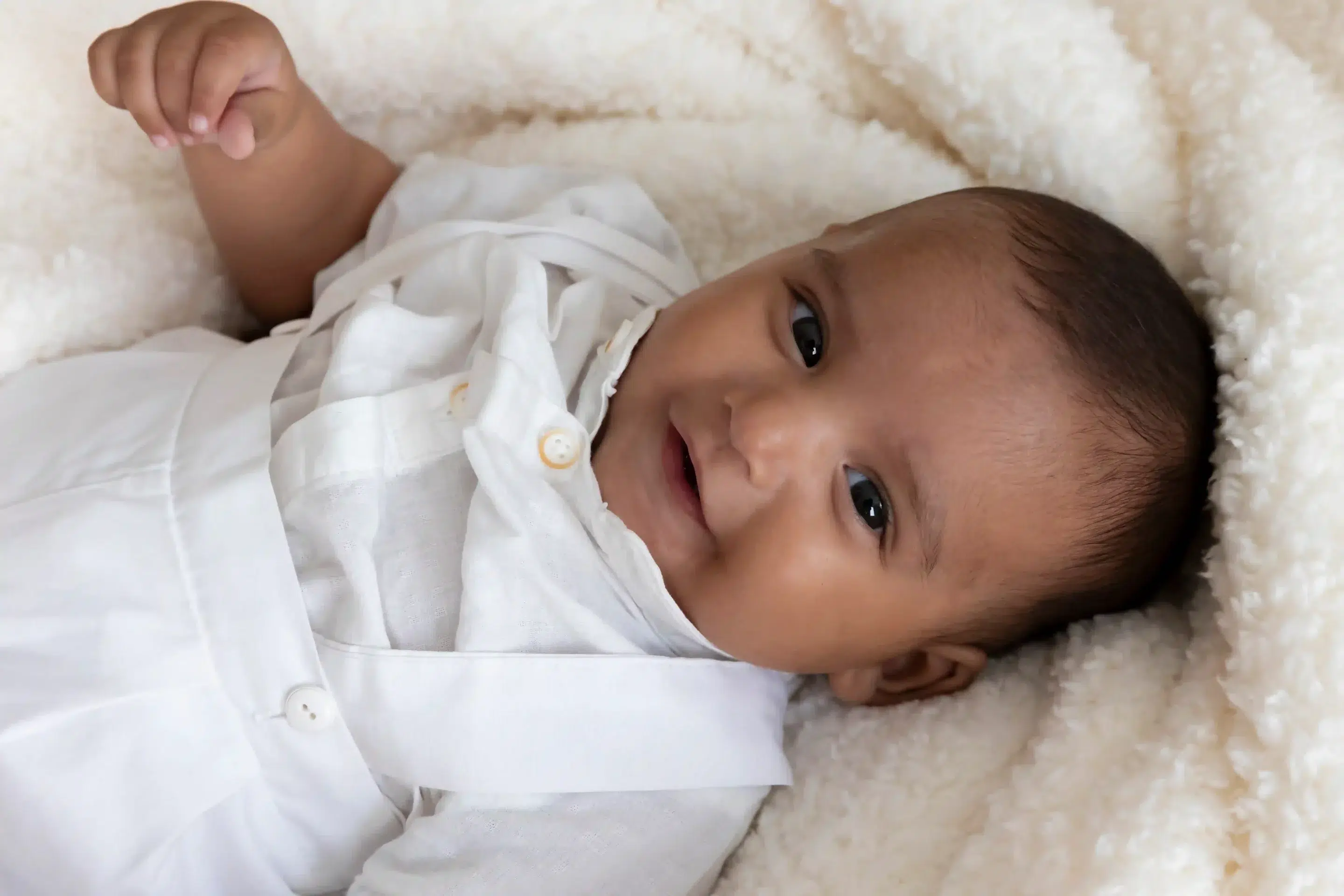 photo de naissance, bébé de 3 mois souriant