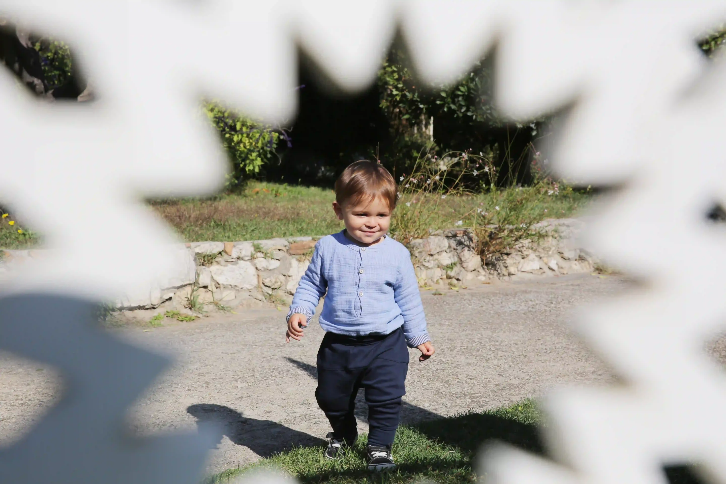 photo d'un petit garçon en extérieur