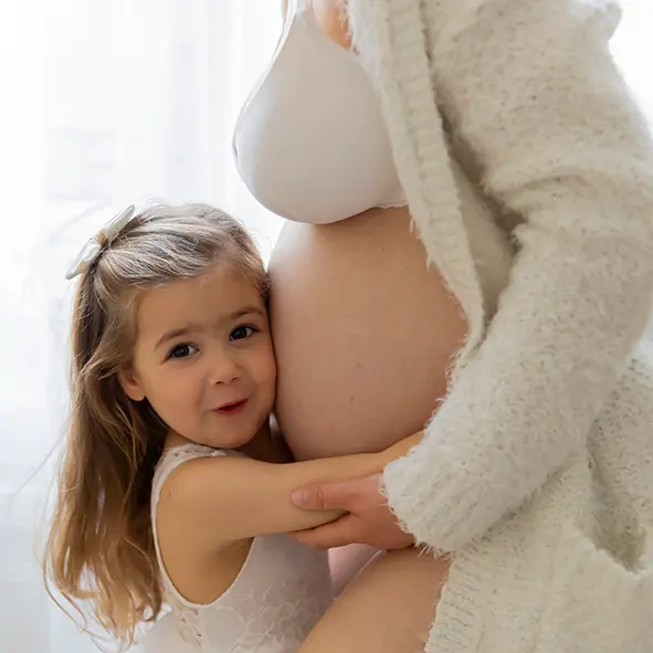 nice-photo-grossesse.jpgc photo de grossesse, grande sœur qui fait un câlin au ventre