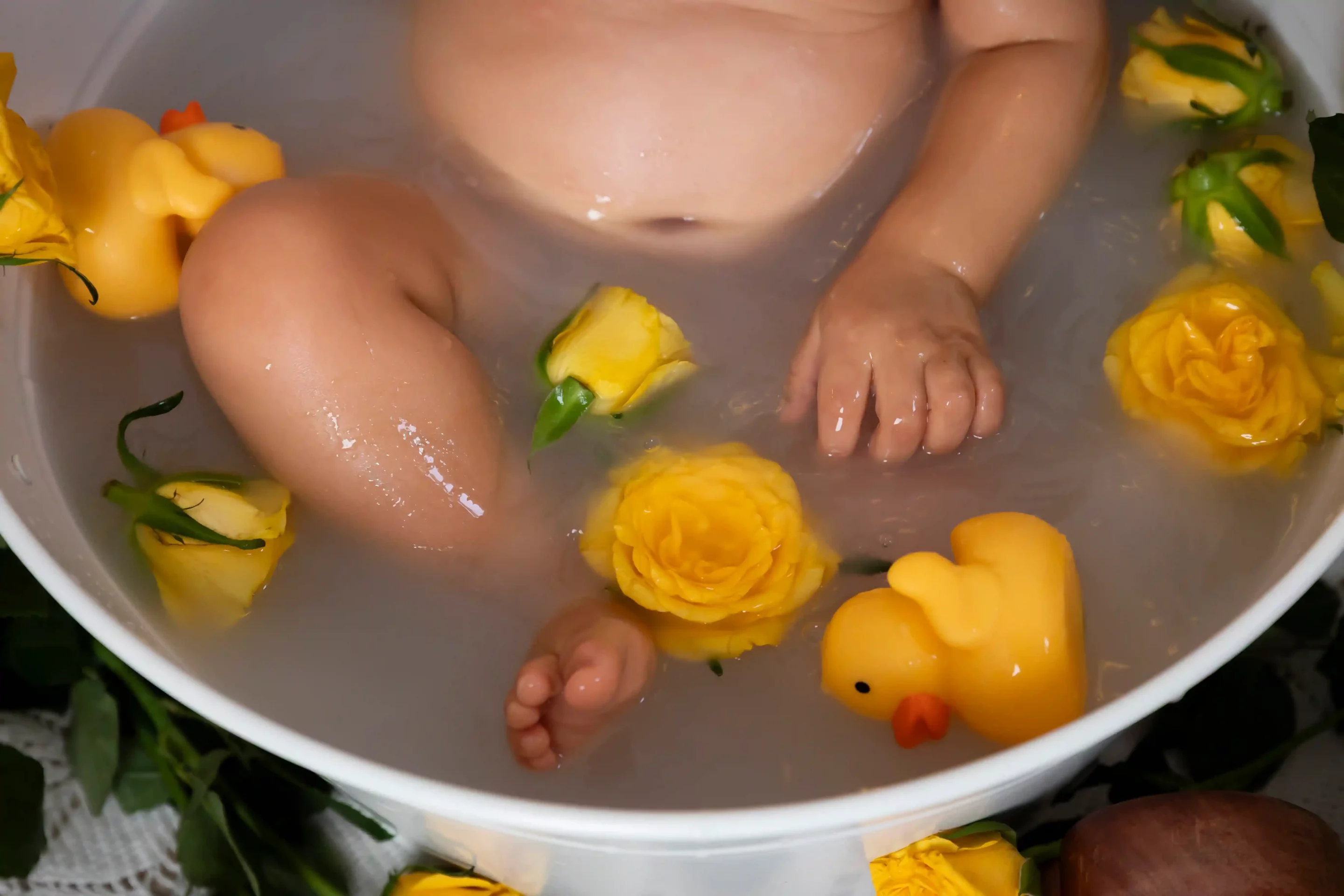 photo bain de lait, gros plan sur les fleurs jaunes dans le bain