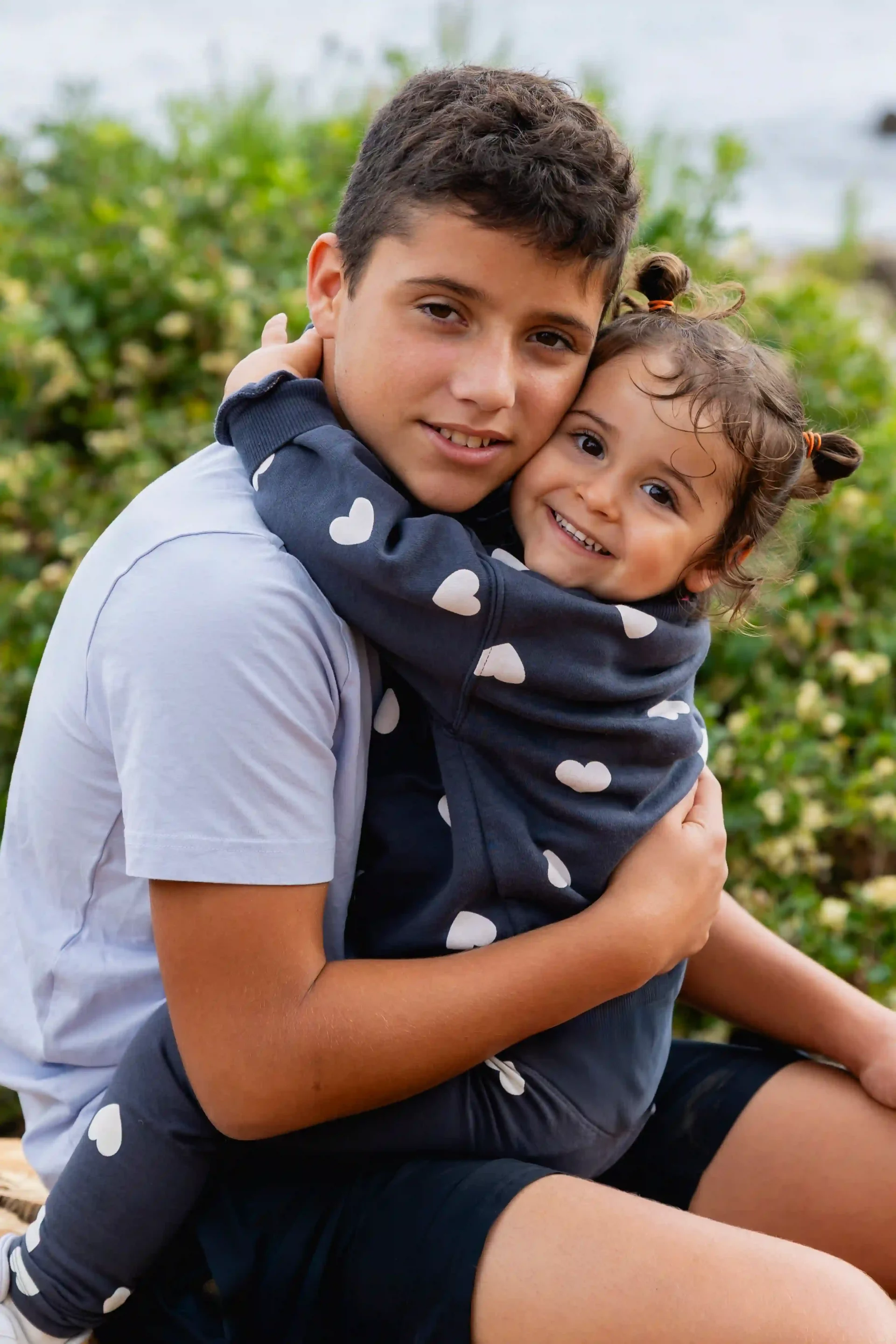 photo d'un frère et de sa petite sœur qui s'enlacent