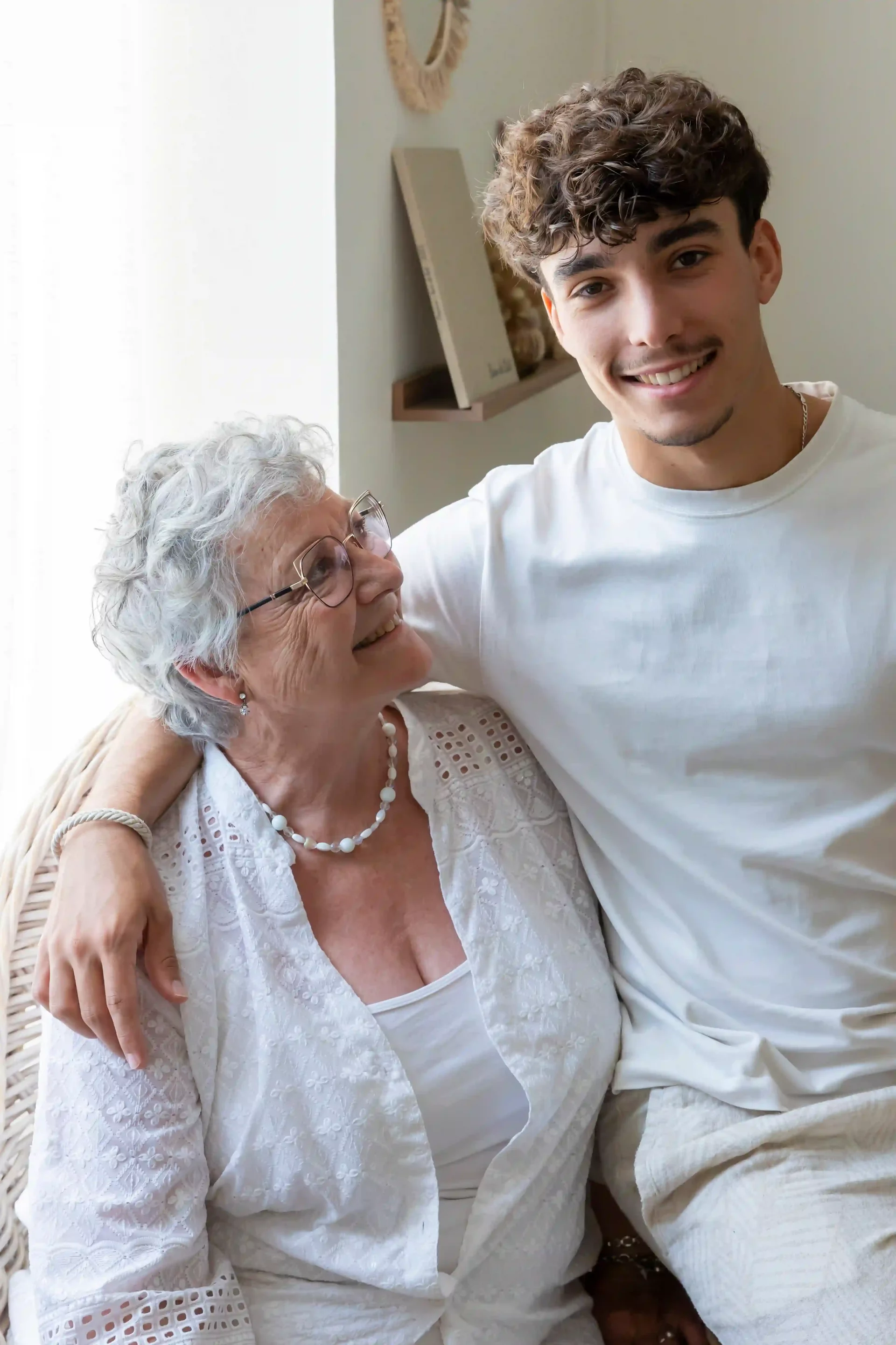 photo de famille, une grand-mère et son petit fils