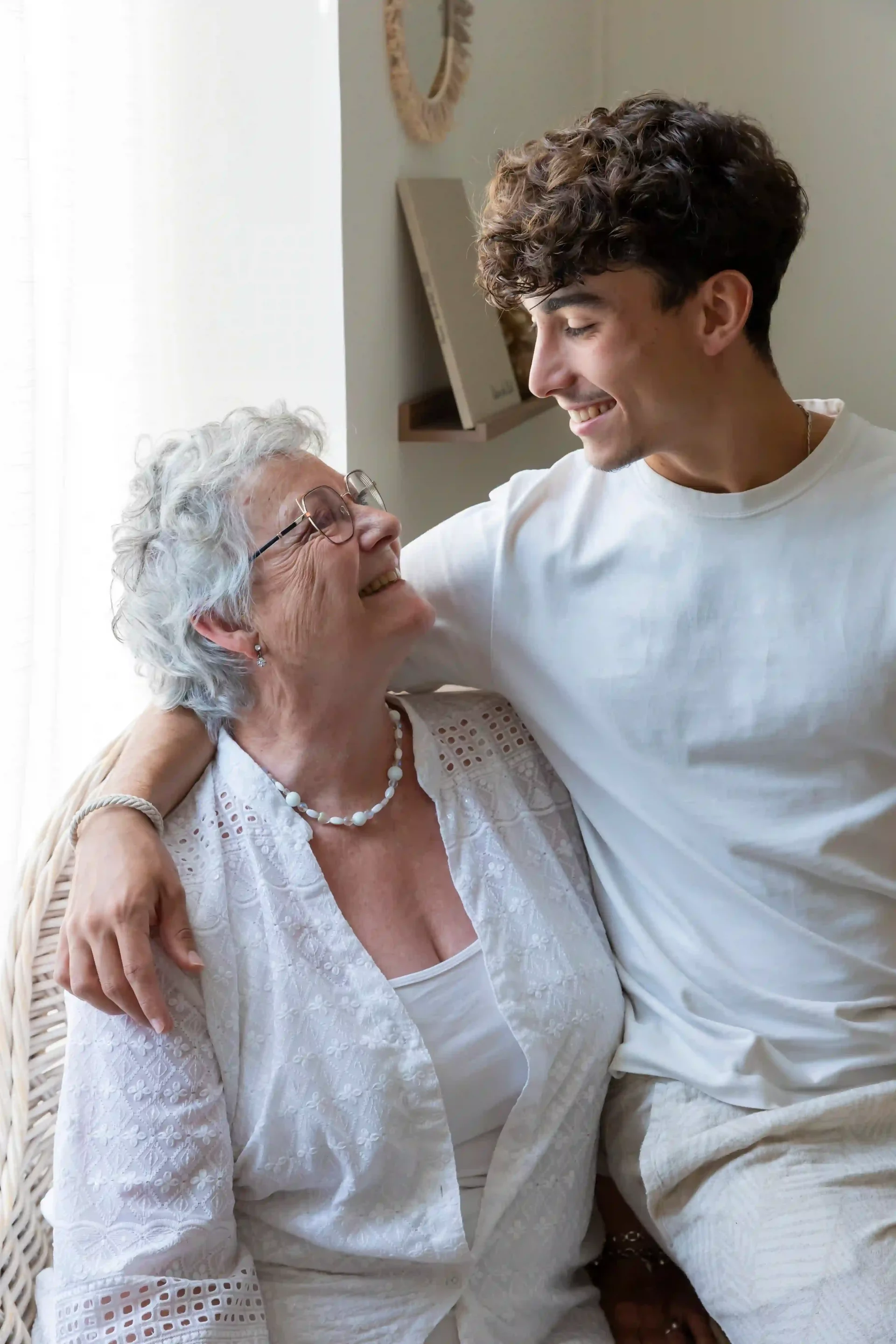 photo d'une grand-mère avec son petit fils, qui se regardent
