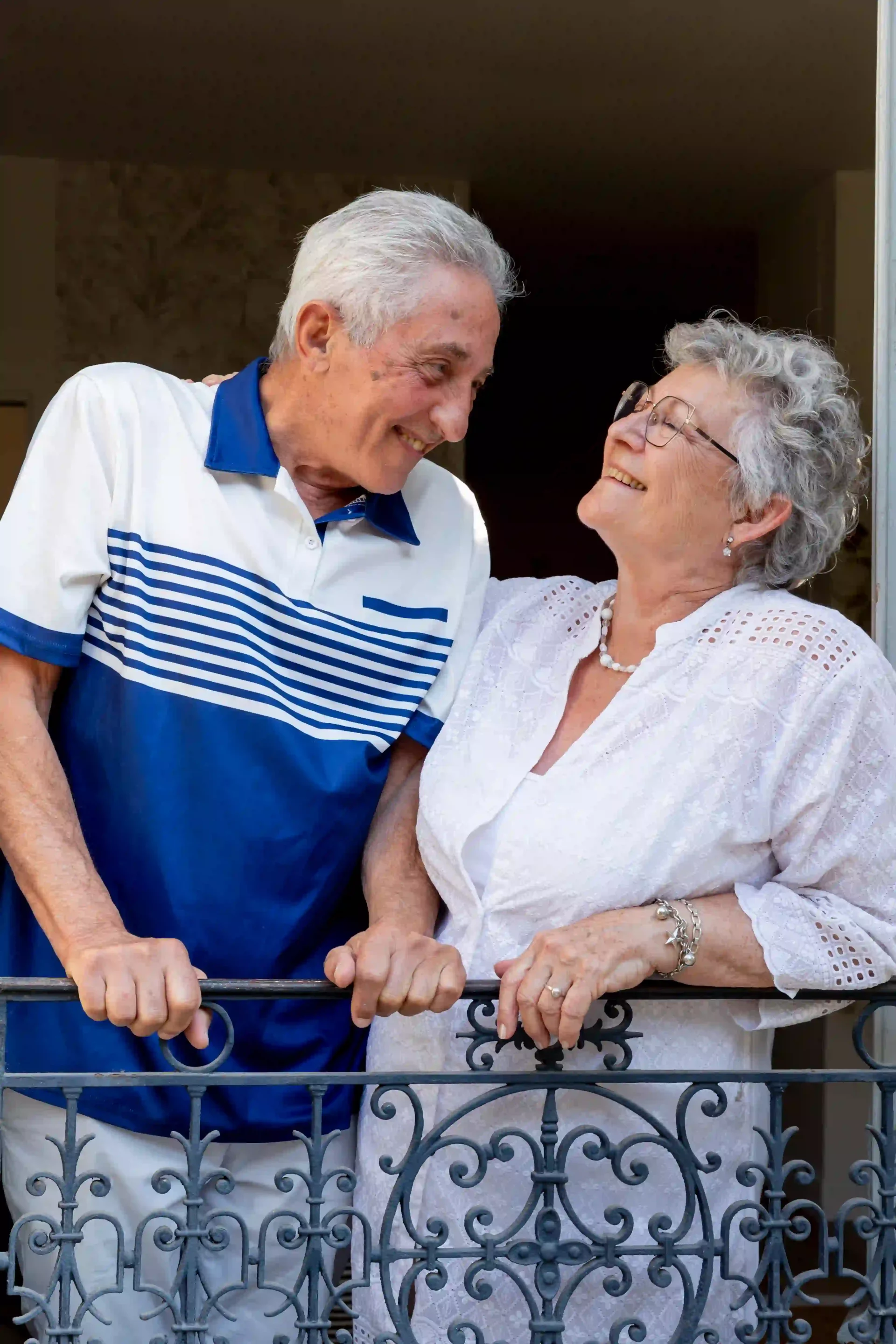 photo de grands-parents riants aux éclats
