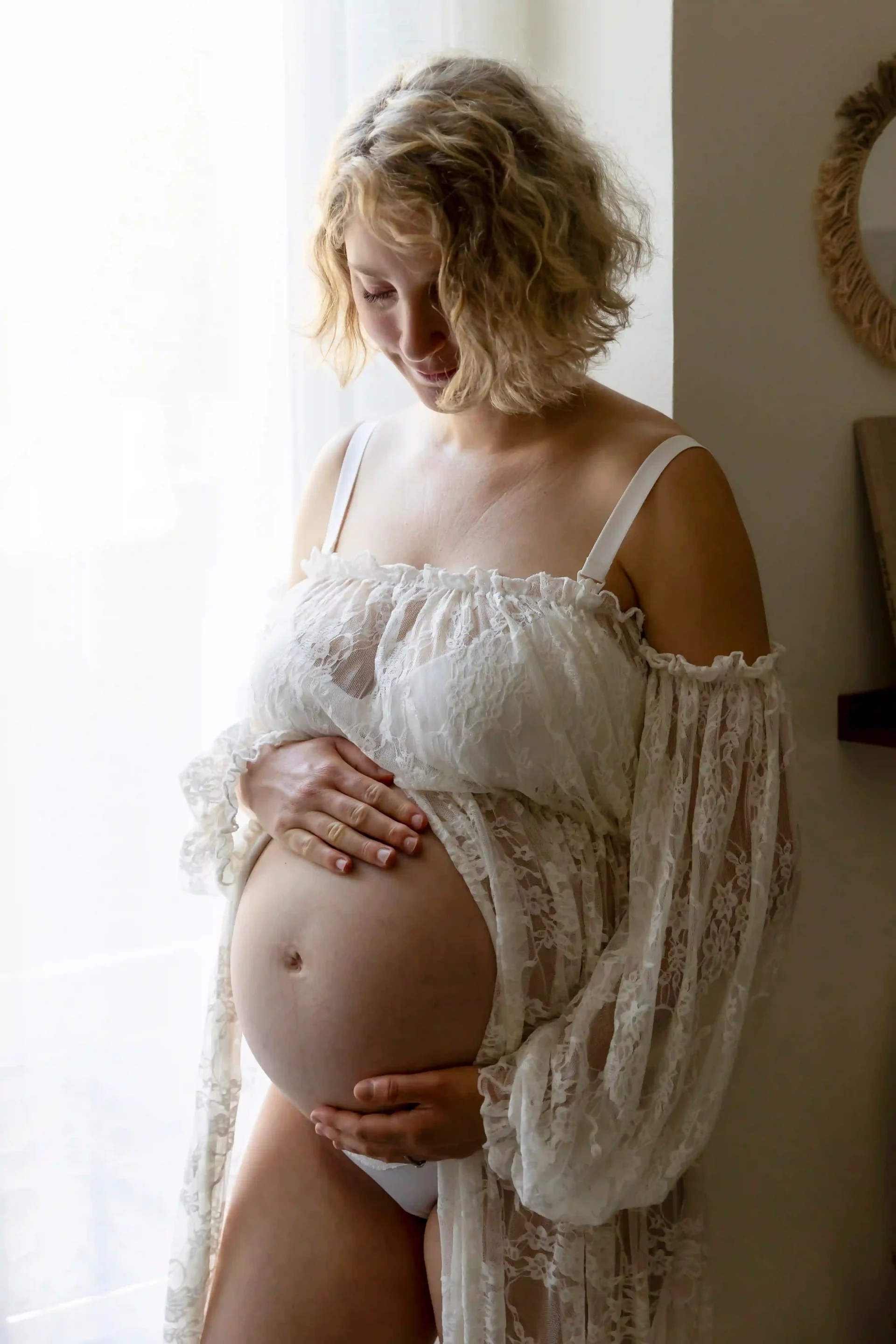 photo de grossesse, maman regardant son ventre