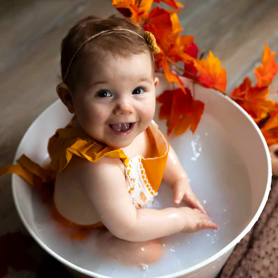 photo bain de lait avec une bébé aux couleurs de l'automne