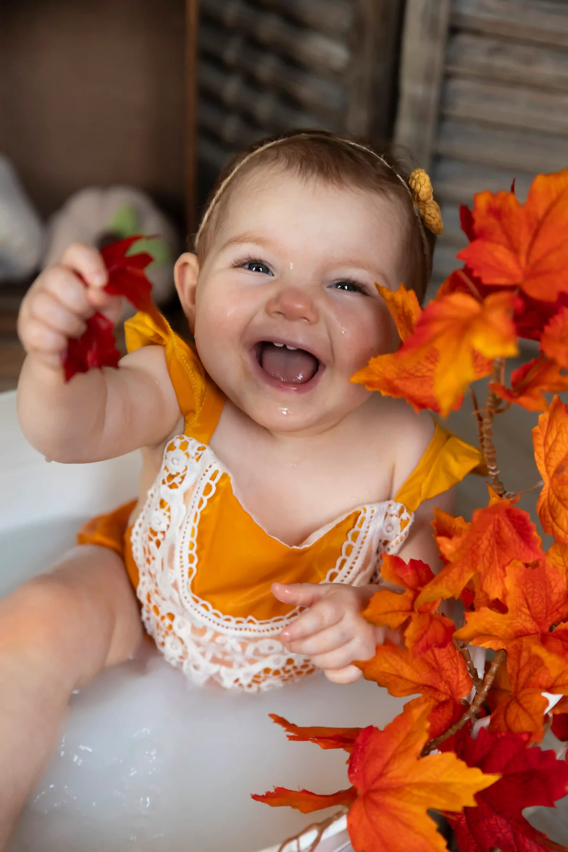 photo de bain de lait au couleurs de l'automne. Une petite fille ris aux éclats