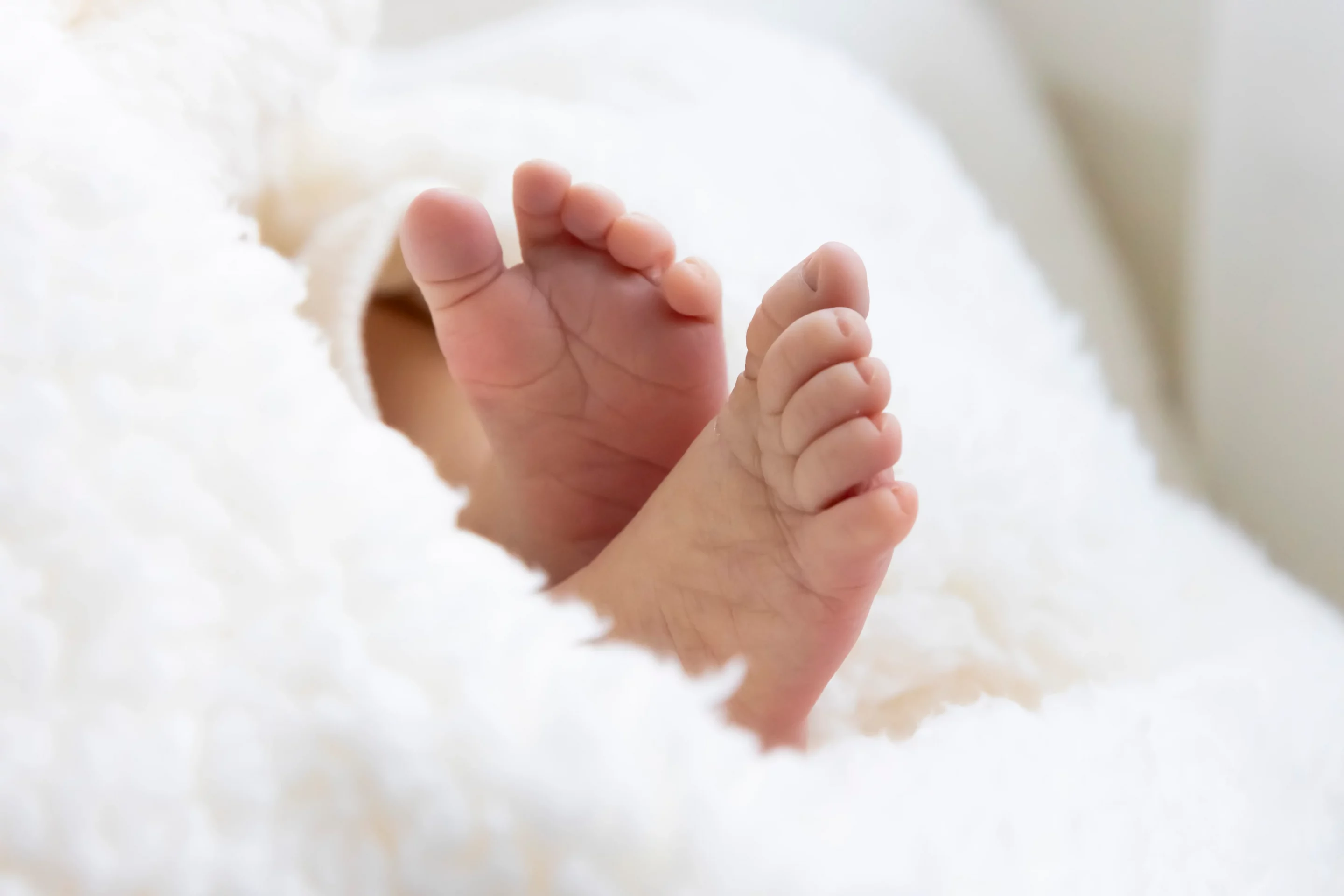photo de naissance, gros plan sur les pieds du bébé