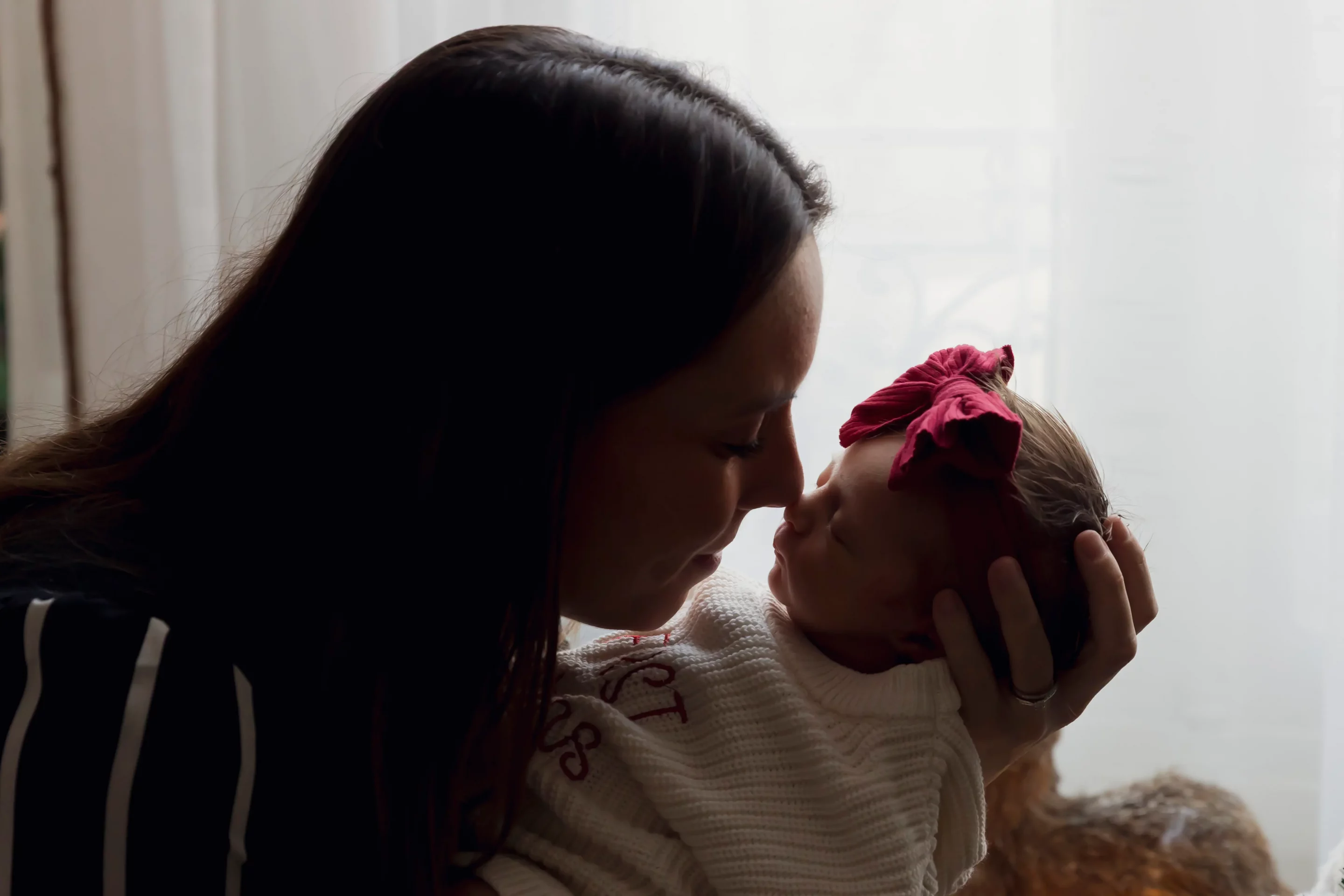 photo de naissance, une maman faisant le bisou esquimau au bébé