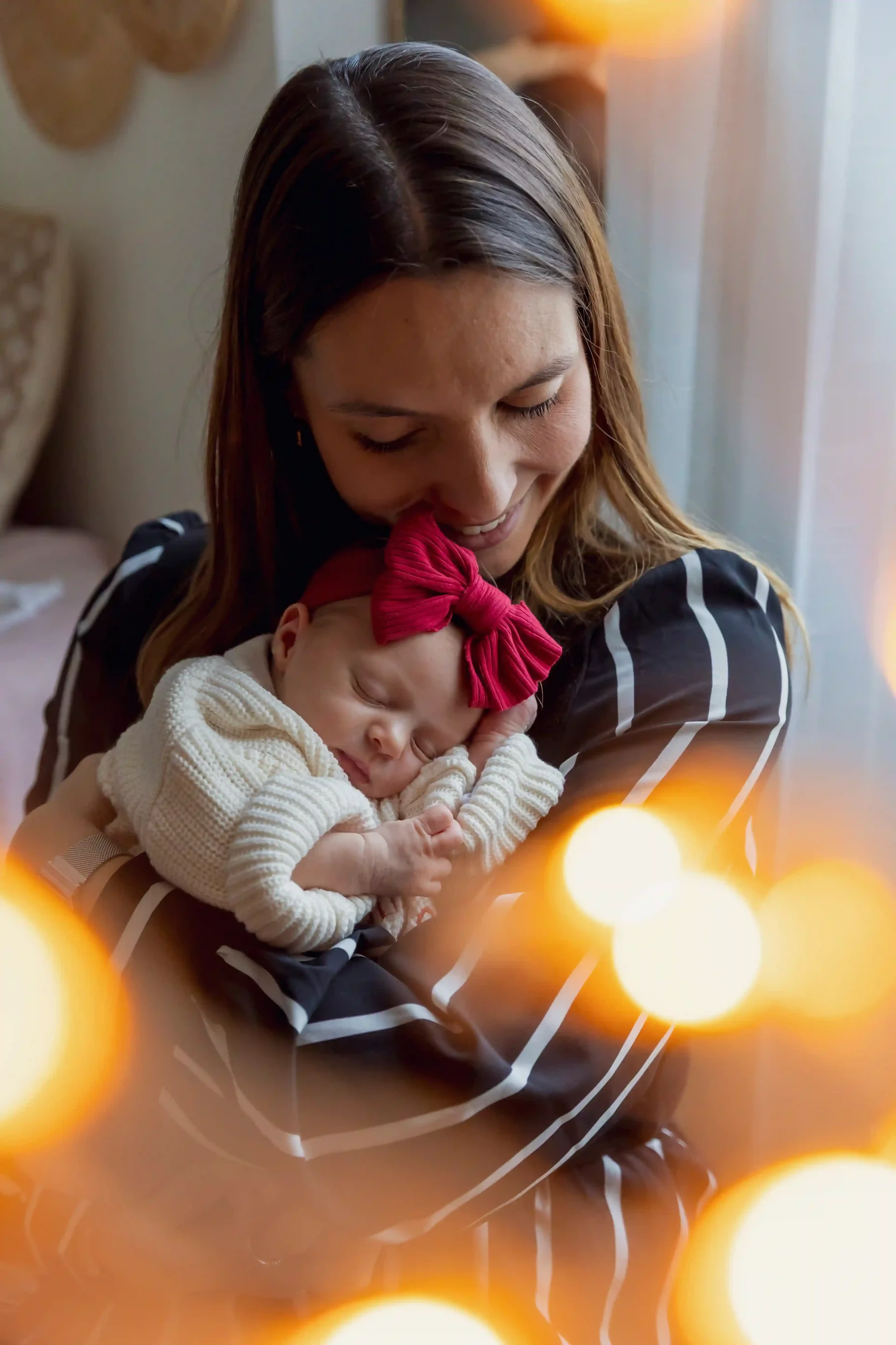 photo de naissance, une maman câlinant son bébé