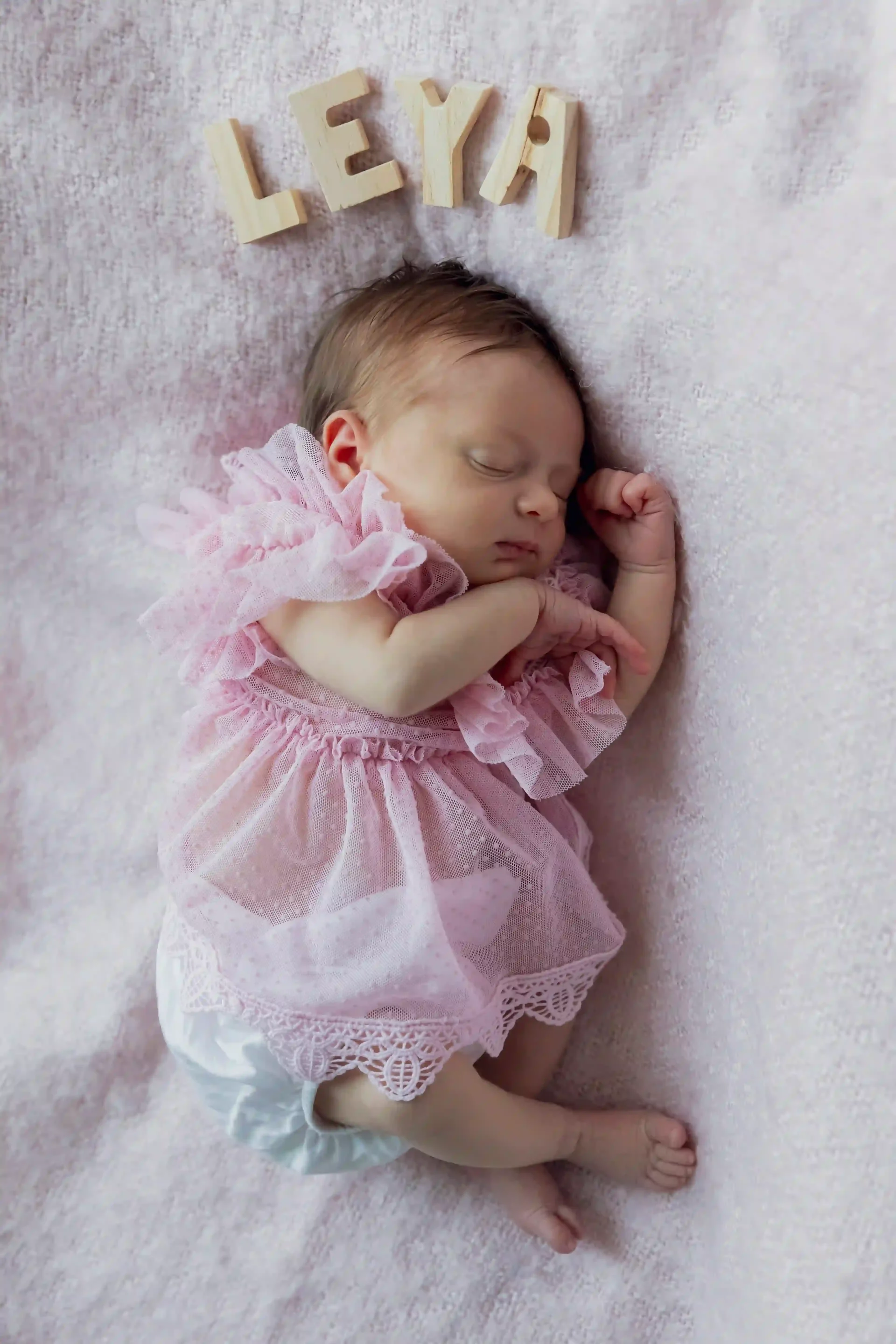 photo de naissance, bébé endormi sur une couverture rose
