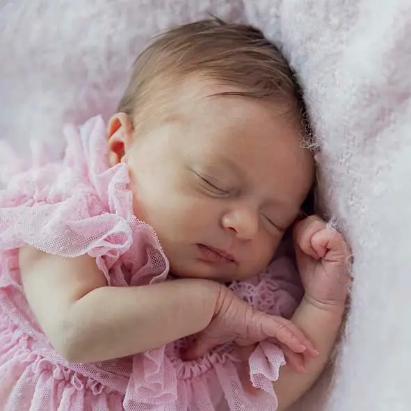 photo-nice-nord-bébé.jpgr photo de naissance, bébé endormi sur une couverture rose